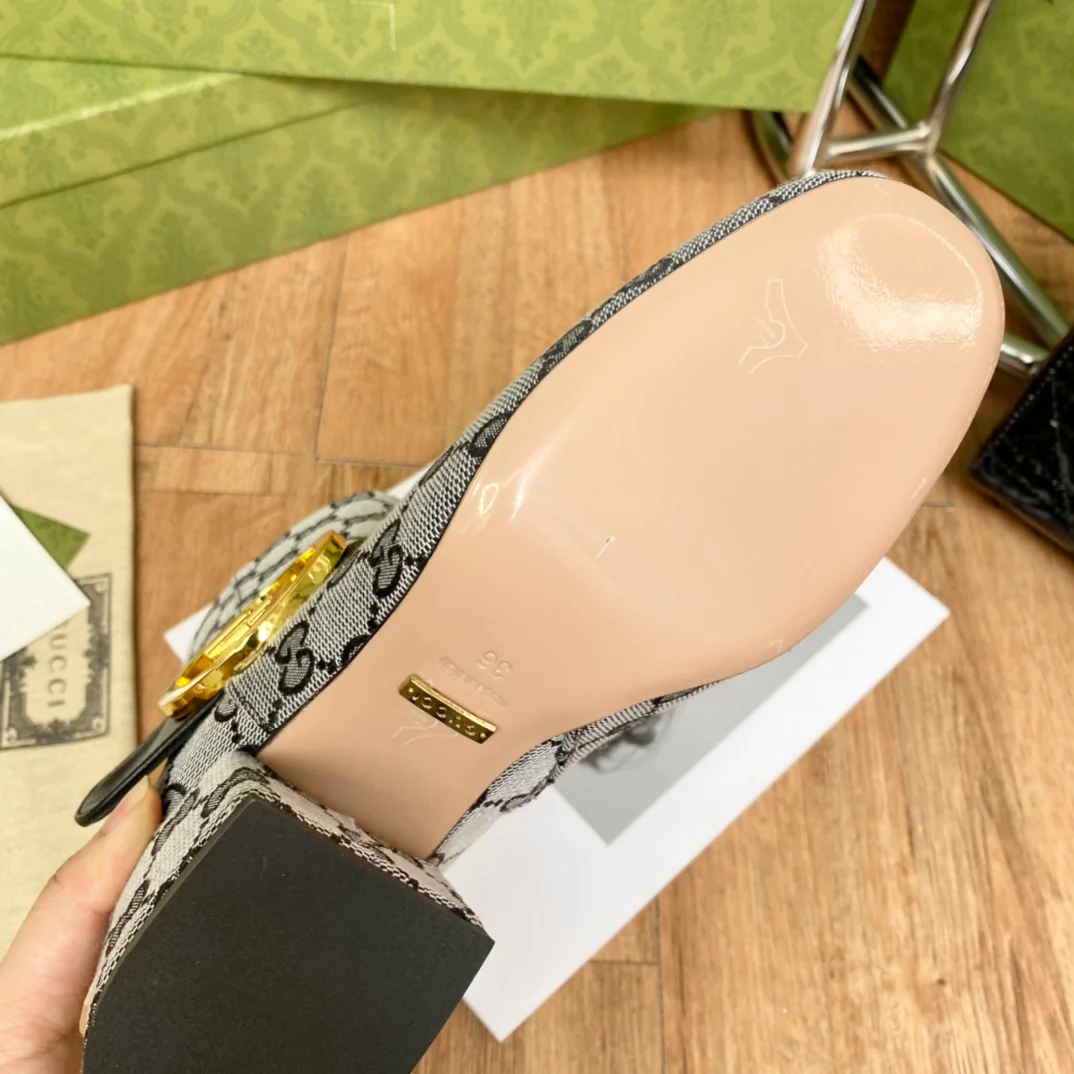 Новинка сезона осень/зима Gucci 22ss - Классические ботильоны с золотой пряжкой - Монограмма - 3