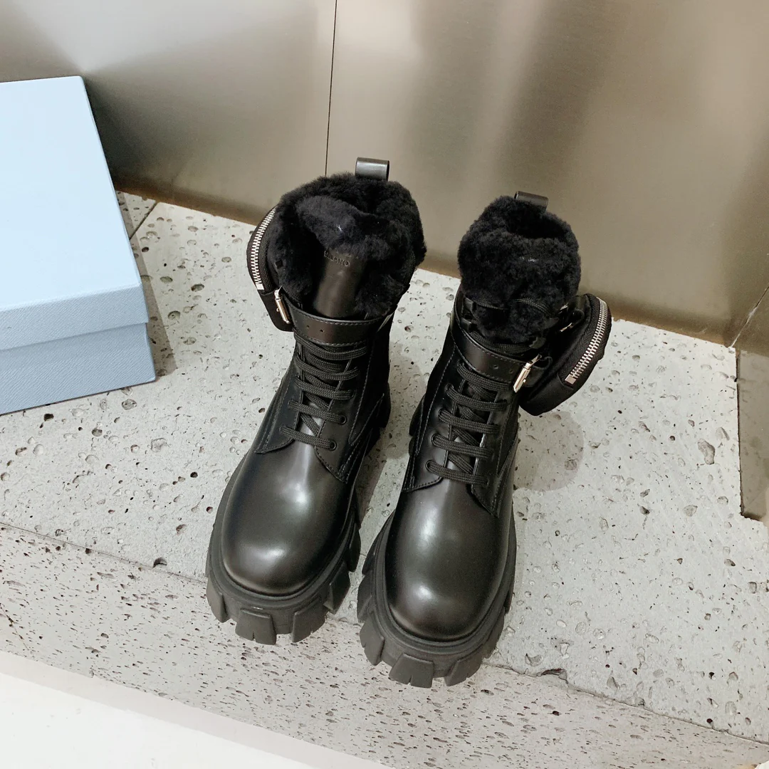 Prada - Новинка сезона осень/зима 2022 - Ботинки на платформе с сумкой