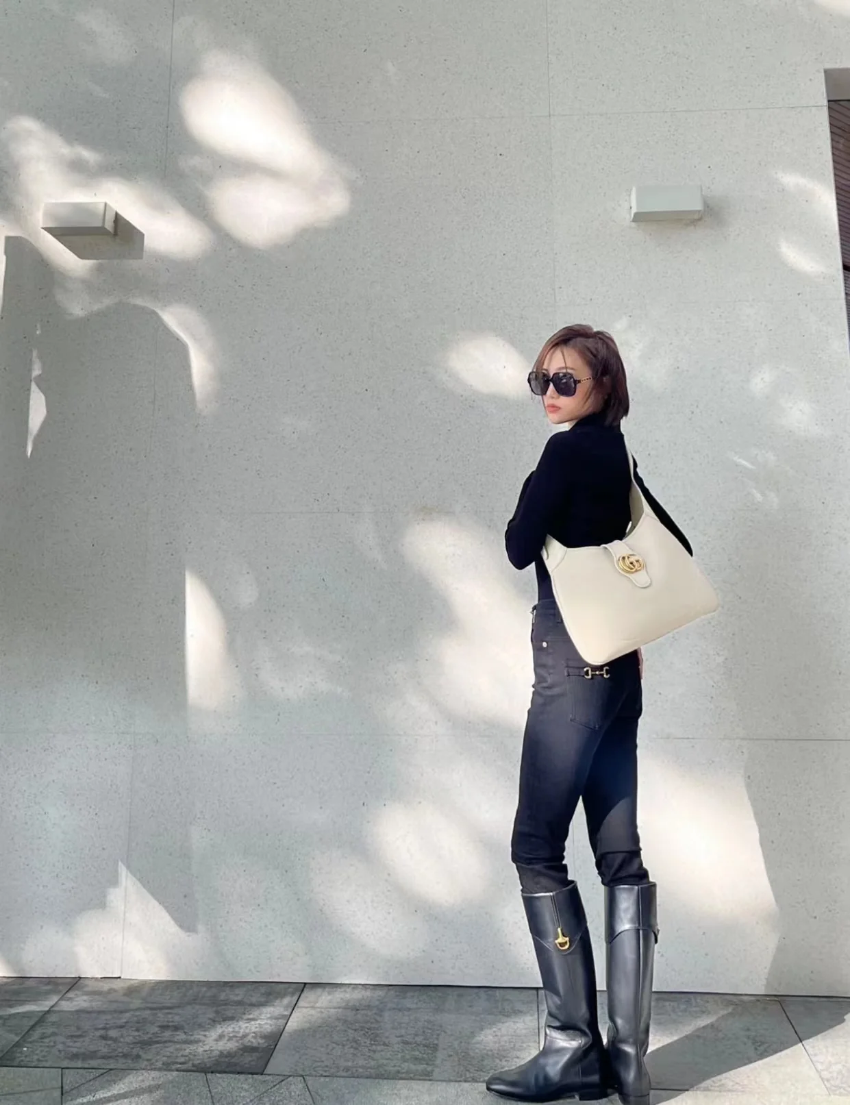 Весенняя коллекция Gucci 2023 — Сумка через плечо ?Полумесяц? — Белая — Фотографии в одежде.