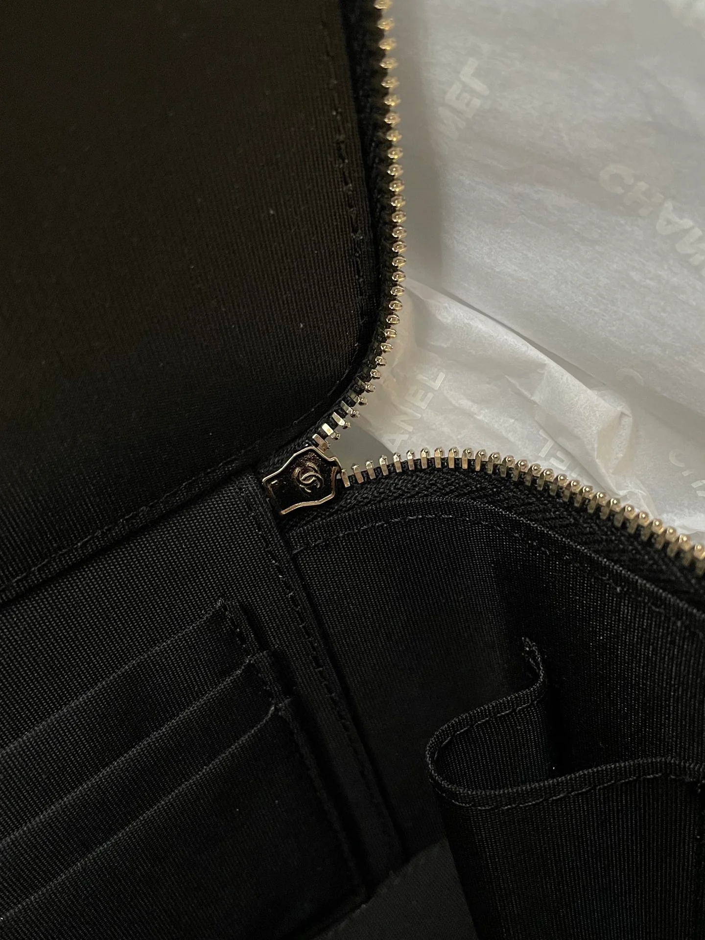 Сумка-коробочка Chanel с кожаной ручкой, длинная, черная.