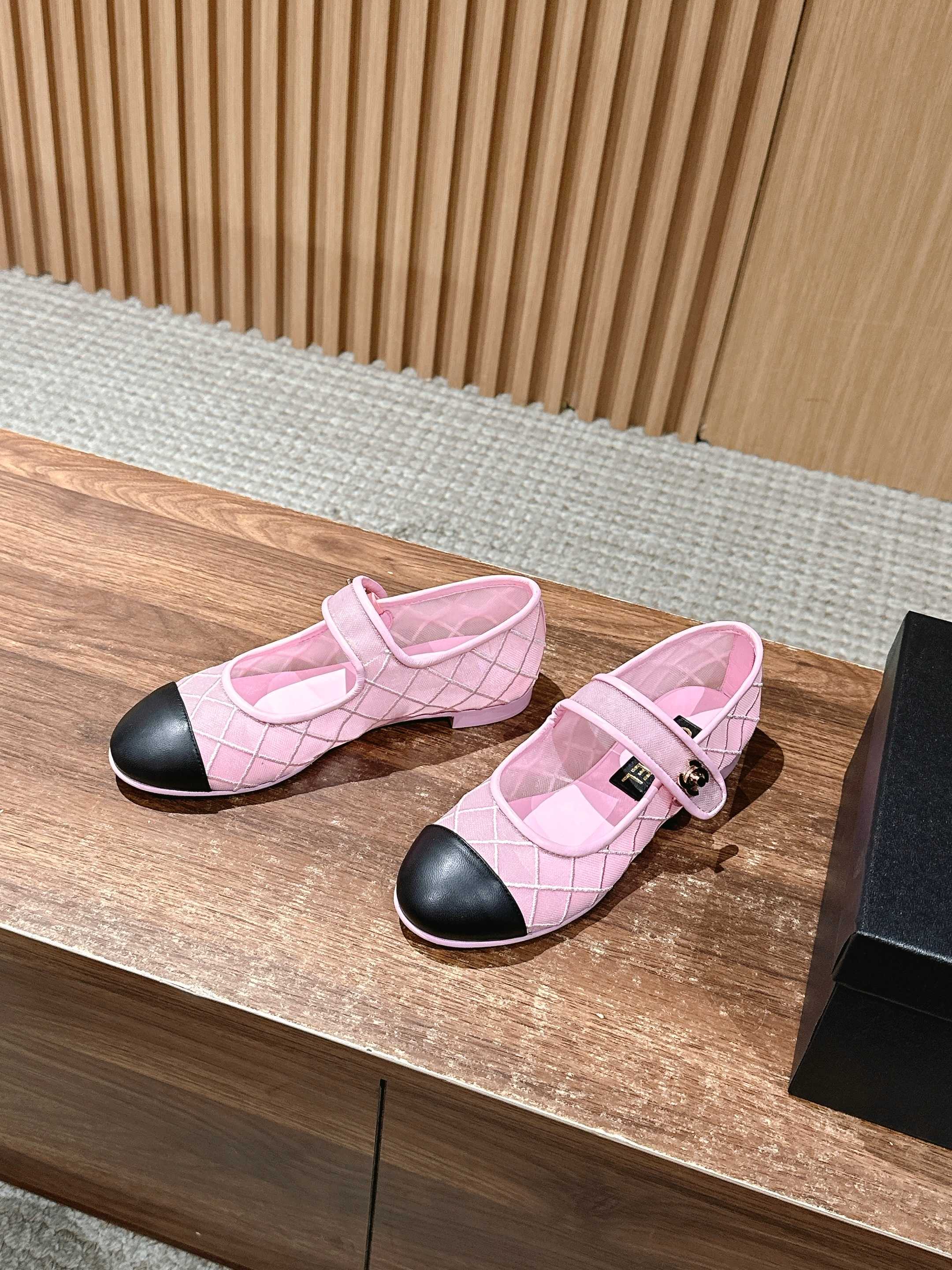 Новинка сезона весна/лето 2025 от Chanel - сетчатые туфли Мэри Джейн - розовые