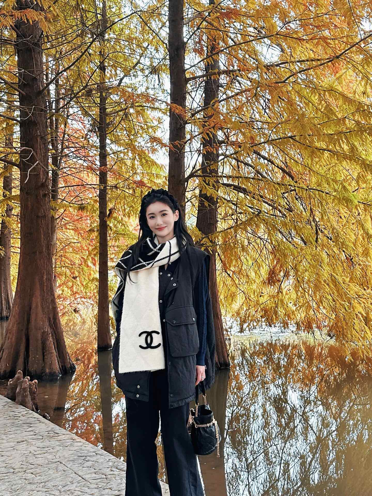 Длинный двусторонний клетчатый шарф Chanel 2024 — белый.