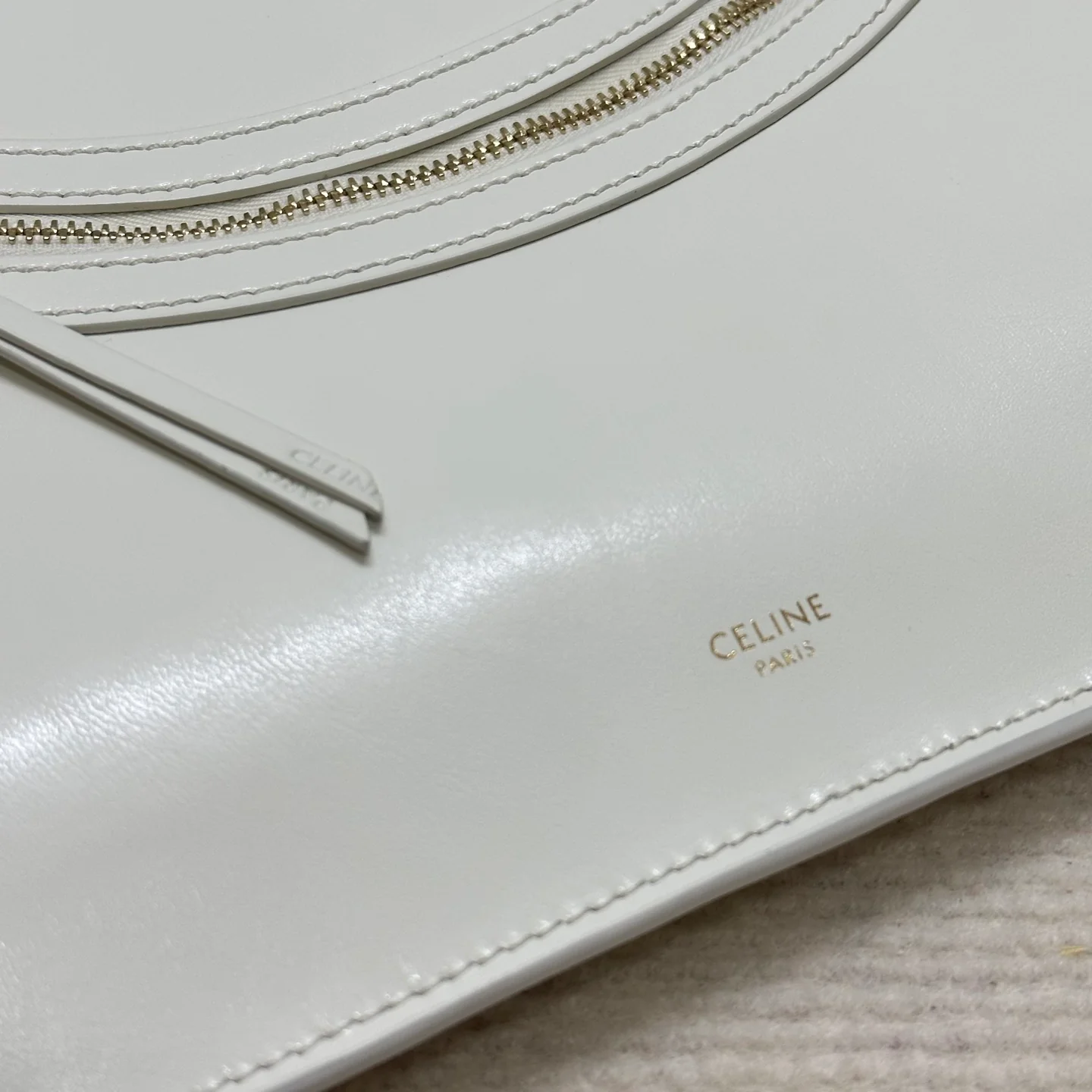 Новинка сезона весна/лето 2026 от Celine - Сумка с изображением смайлика - Белая