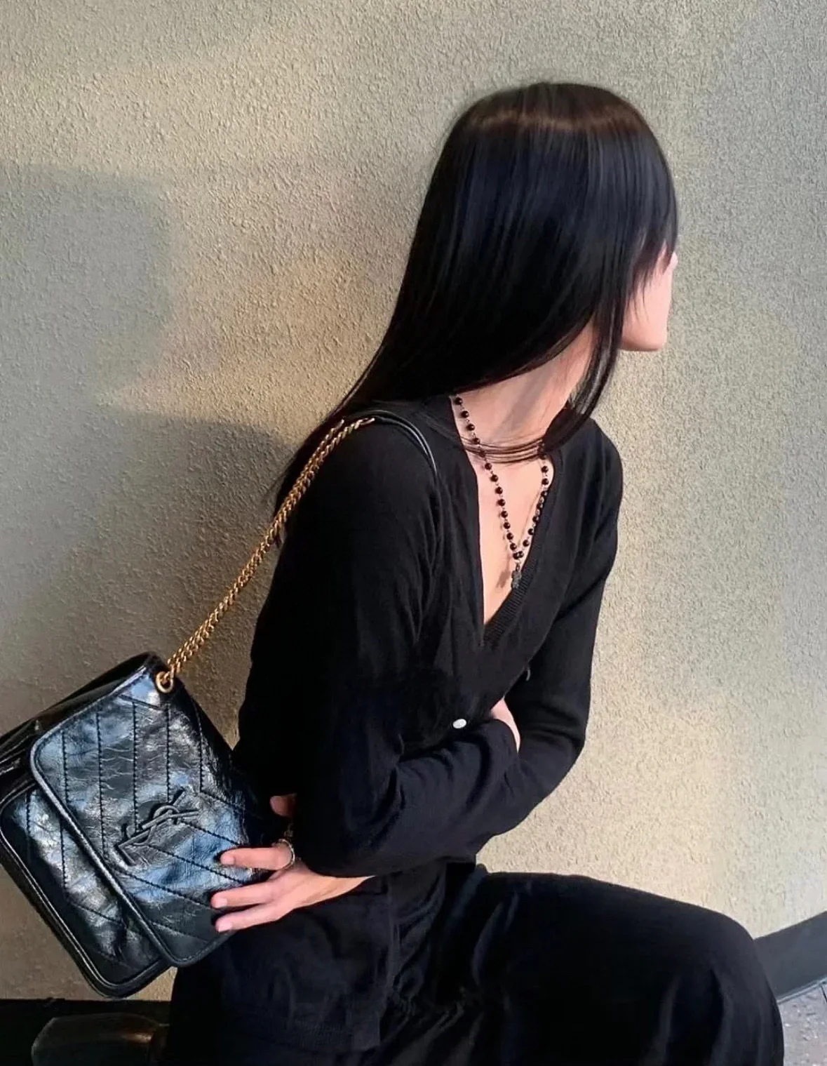 YSL Niki Baby 22 см, кожаный ремешок, черный, с золотой цепочкой