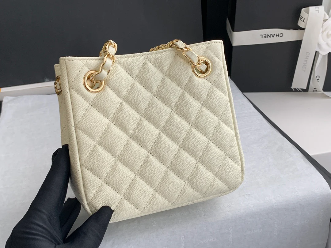 Новая сумка-тоут Chanel весна/лето 2022 — белая.