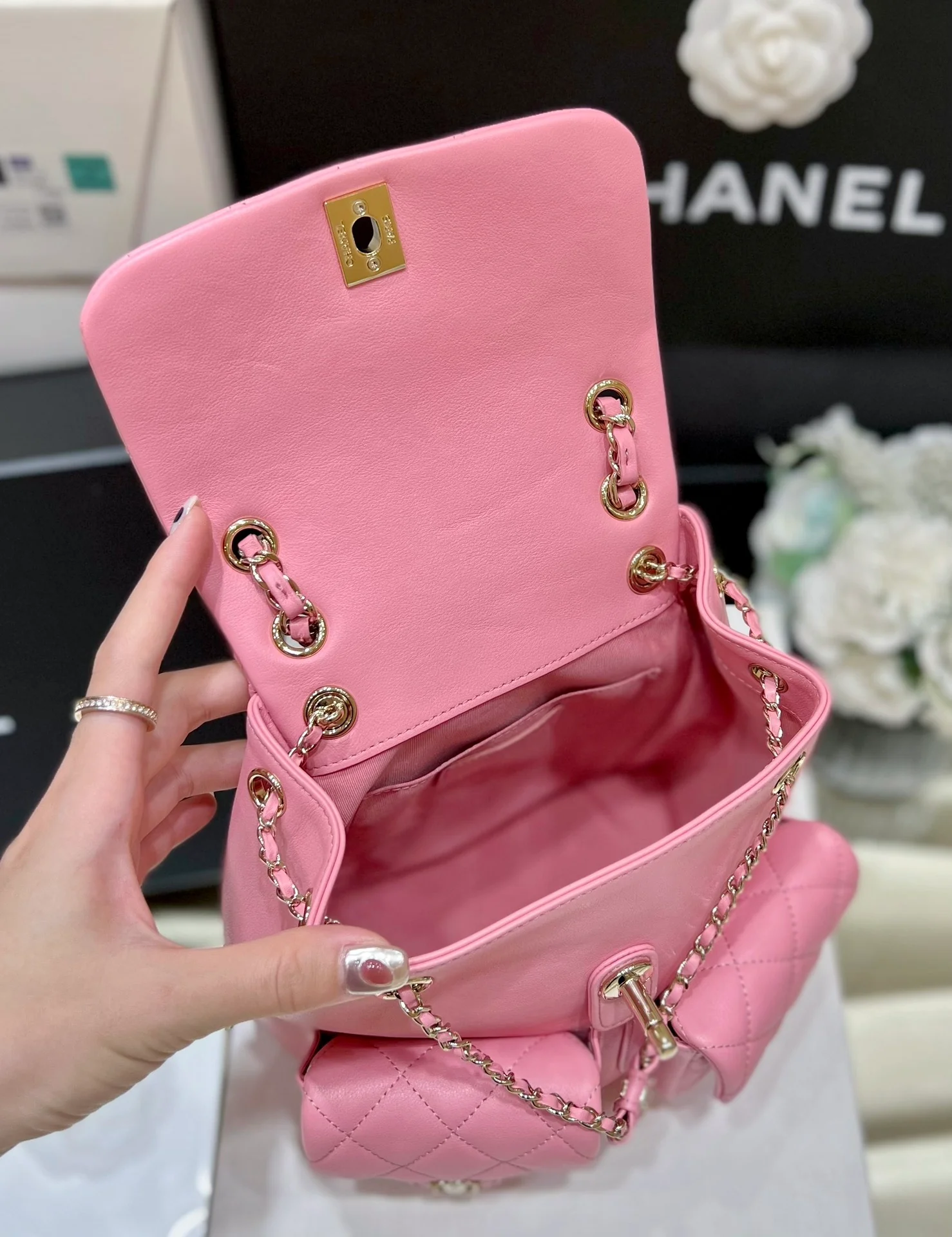 Коллекция Chanel Весна/Лето 2023 - Duma - Однотонный рюкзак из телячьей кожи - Розовый