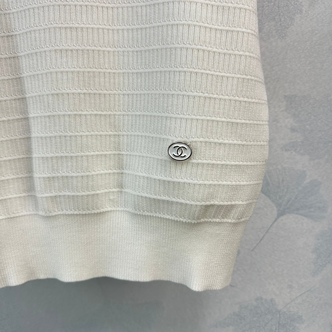 Новая коллекция Chanel Весна/Лето 2024: шерстяной топ с коротким рукавом, розовый.