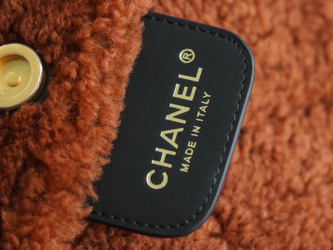 Сумка Chanel No. 22 — вариант с овчиной — чёрно-коричневая.