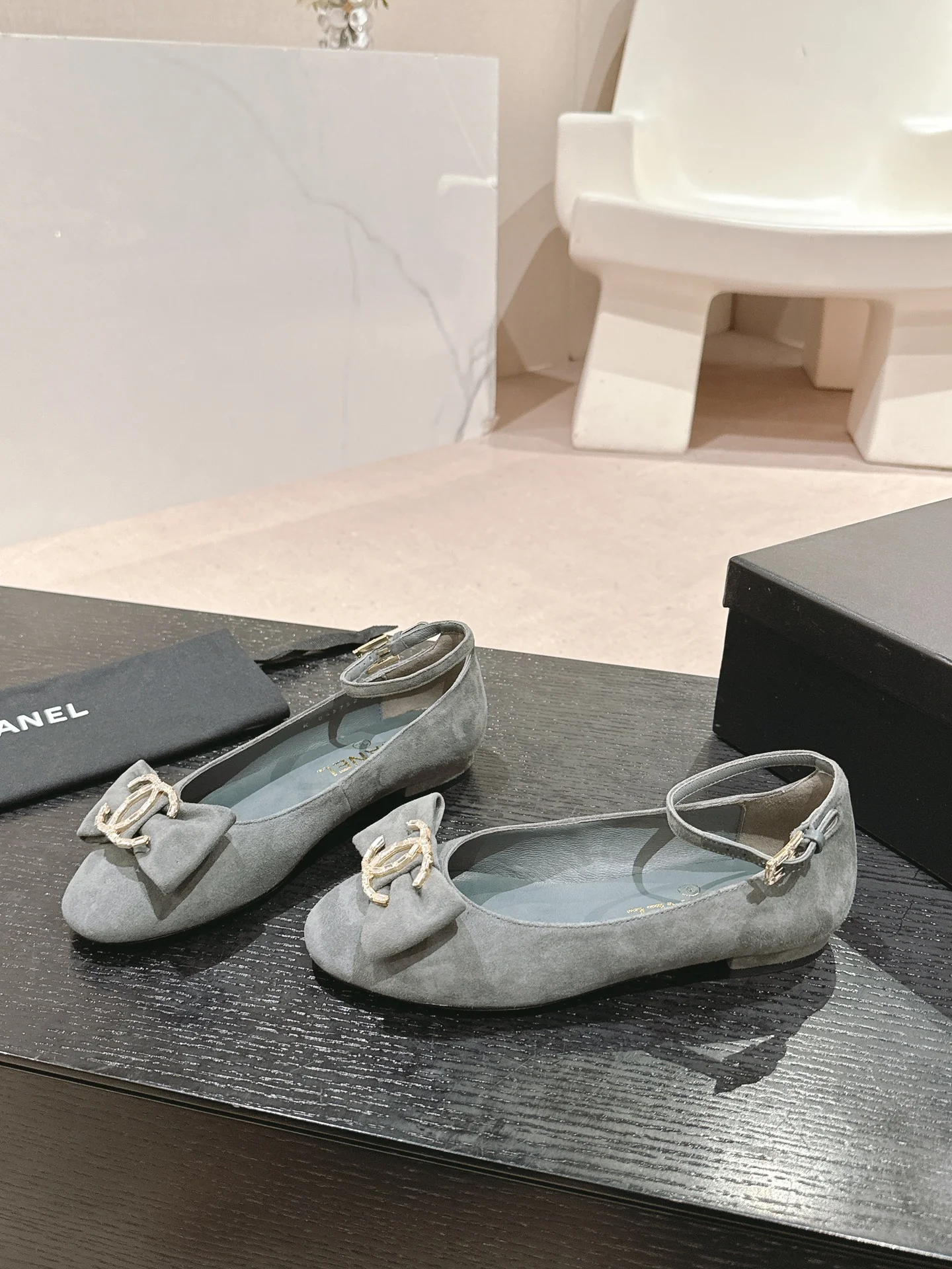 Туфли на низком каблуке Chanel 2024 Ribbon, серые