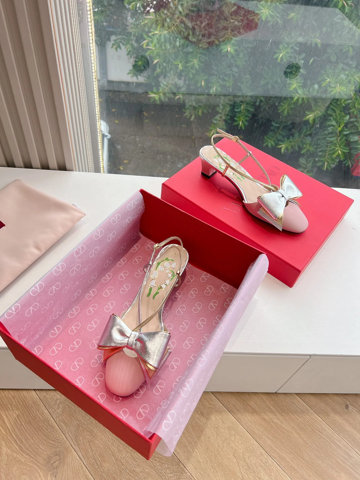 Босоножки на высоком каблуке Valentino 2024 с бантом - розовые