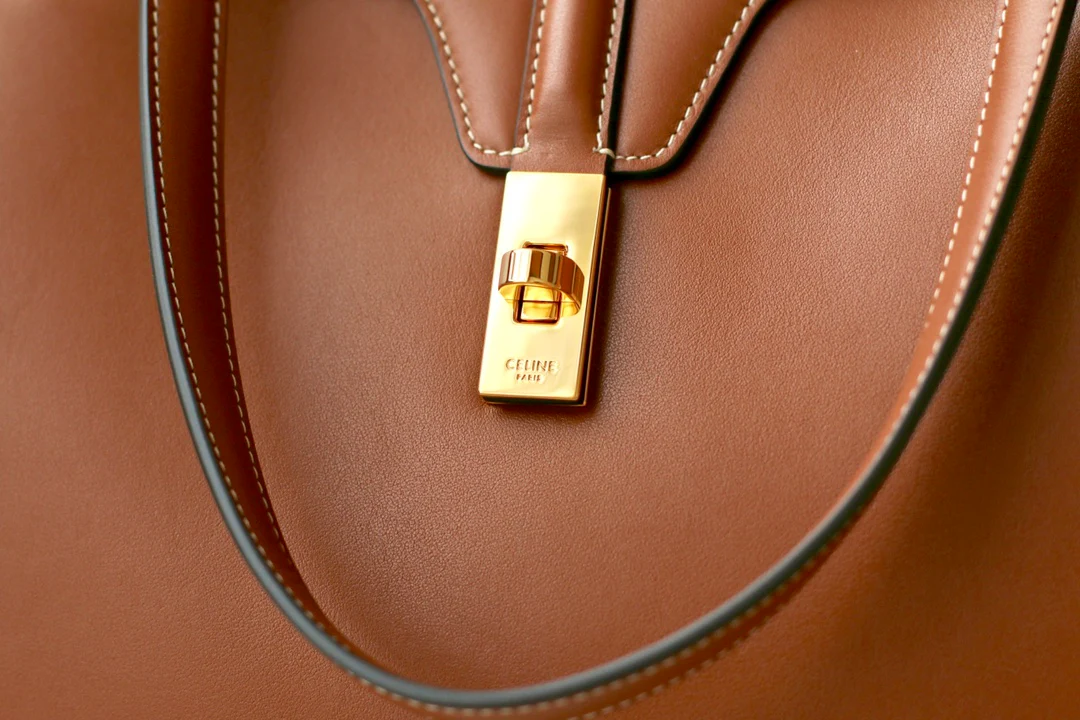 Сумка Celine Soft 16 Large из гладкой телячьей кожи