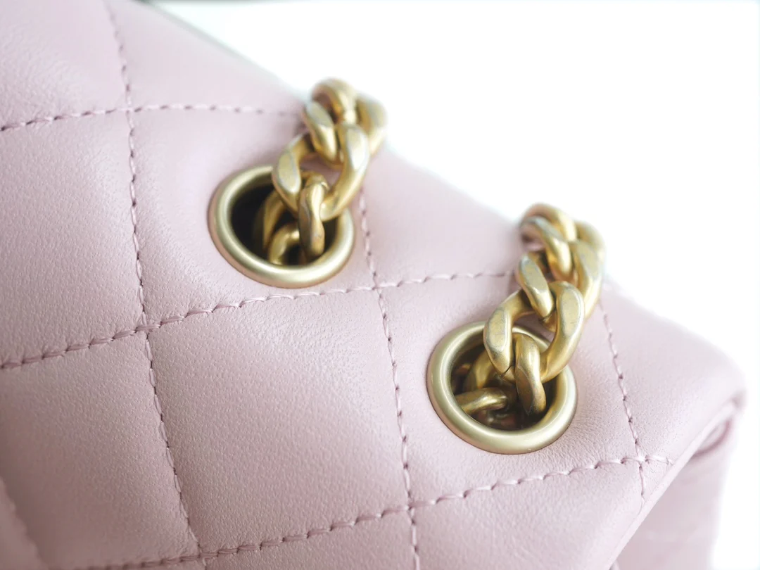 Пряжка Chanel 23 с декором в виде камелии - розовая