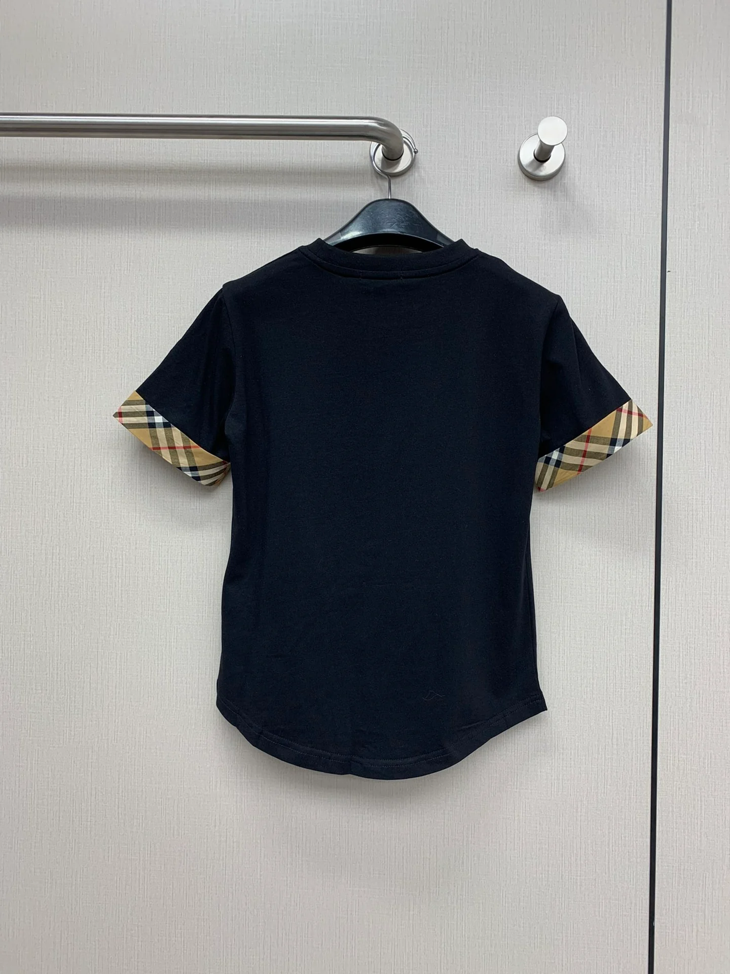 Футболка Burberry 2403-24 ?Ранняя весна? в классическую клетку с вышитой лошадью — черная.