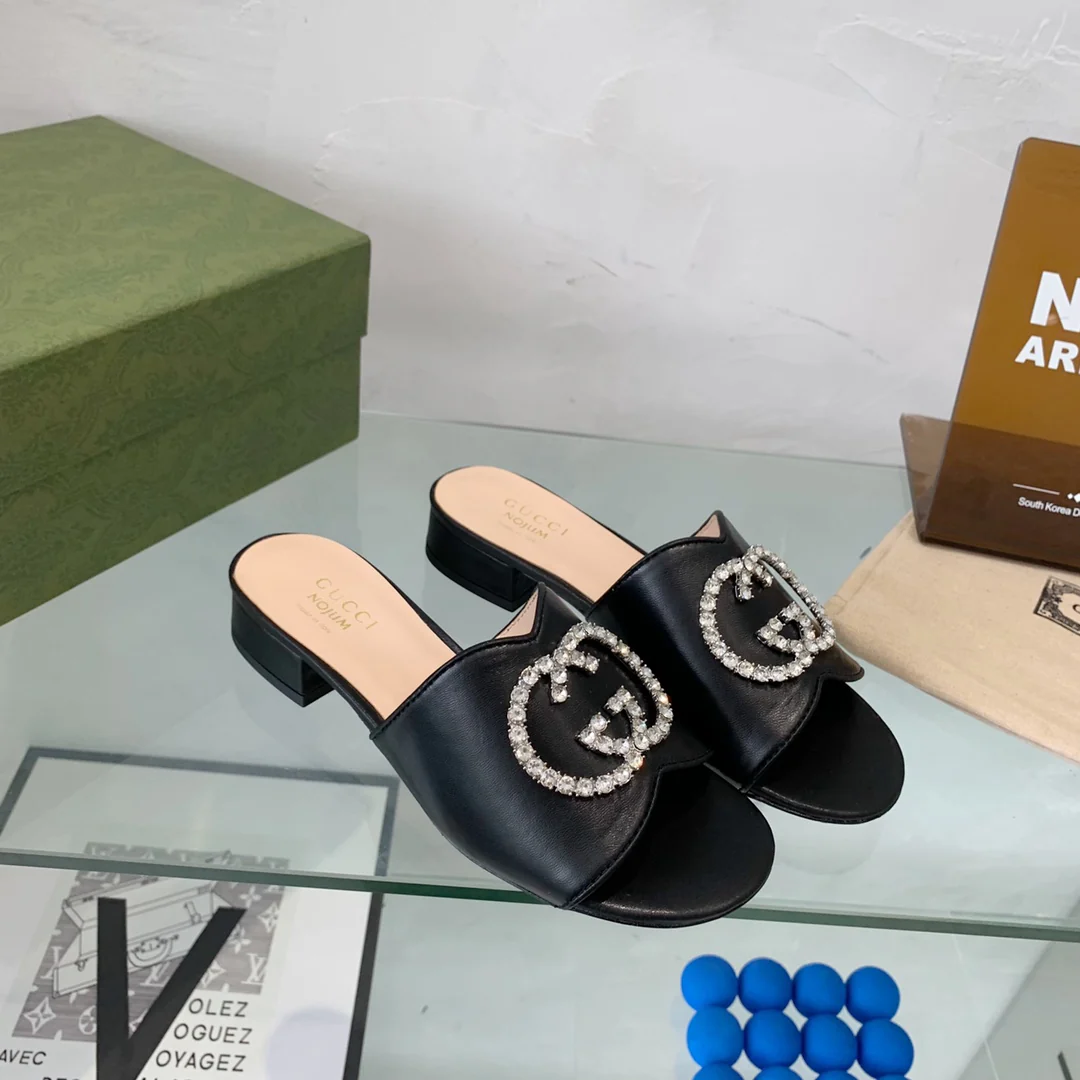 Новинка сезона весна/лето 2022 от Gucci - тапочки с двойной буквой G - 2 шт.