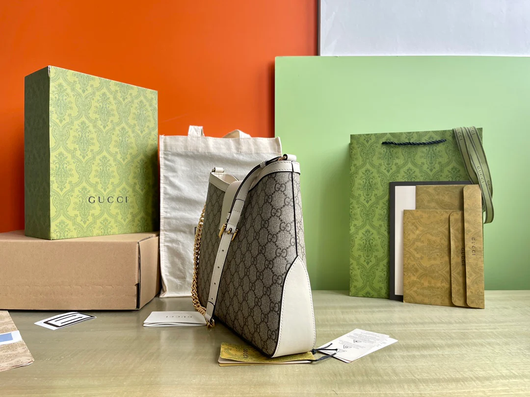 Открытая сумка через плечо Gucci из серии Ophidia - белая.