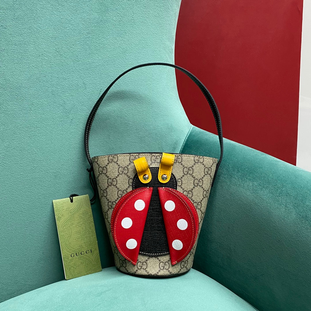 Детская сумка-ведро Gucci с рисунком божьей коровки — стиль Шэнь Мэнчэнь.