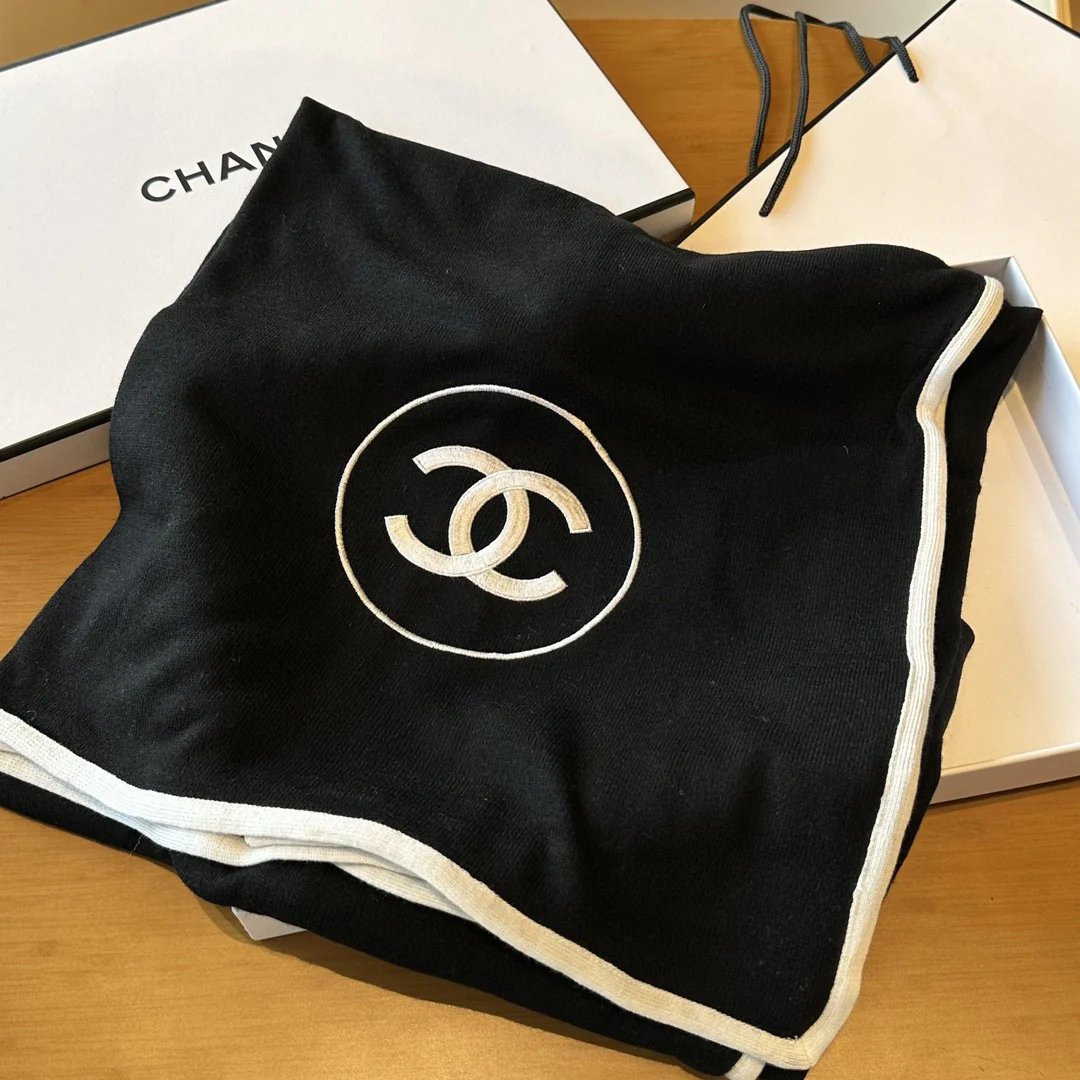 Черный шарф Chanel 2024 с белой отделкой и логотипом.