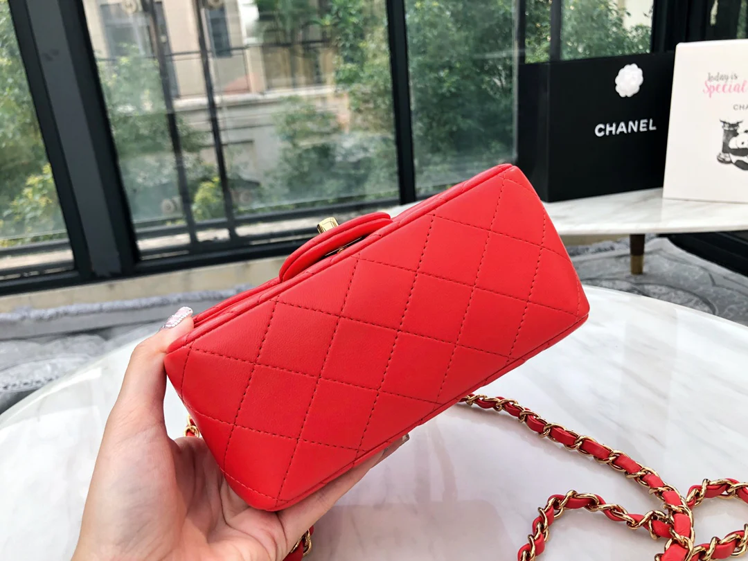 Сумка Chanel CF из коллекции весна/лето 2019 — квадратная сумка Fat Bag — из овечьей кожи — красная с золотой фурнитурой — 17 см