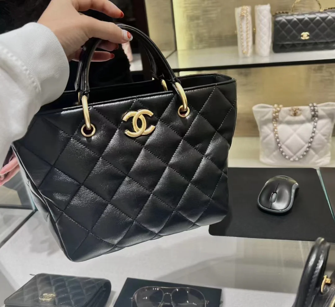 Сумка-тоут Chanel 23B из овечьей кожи, черная.