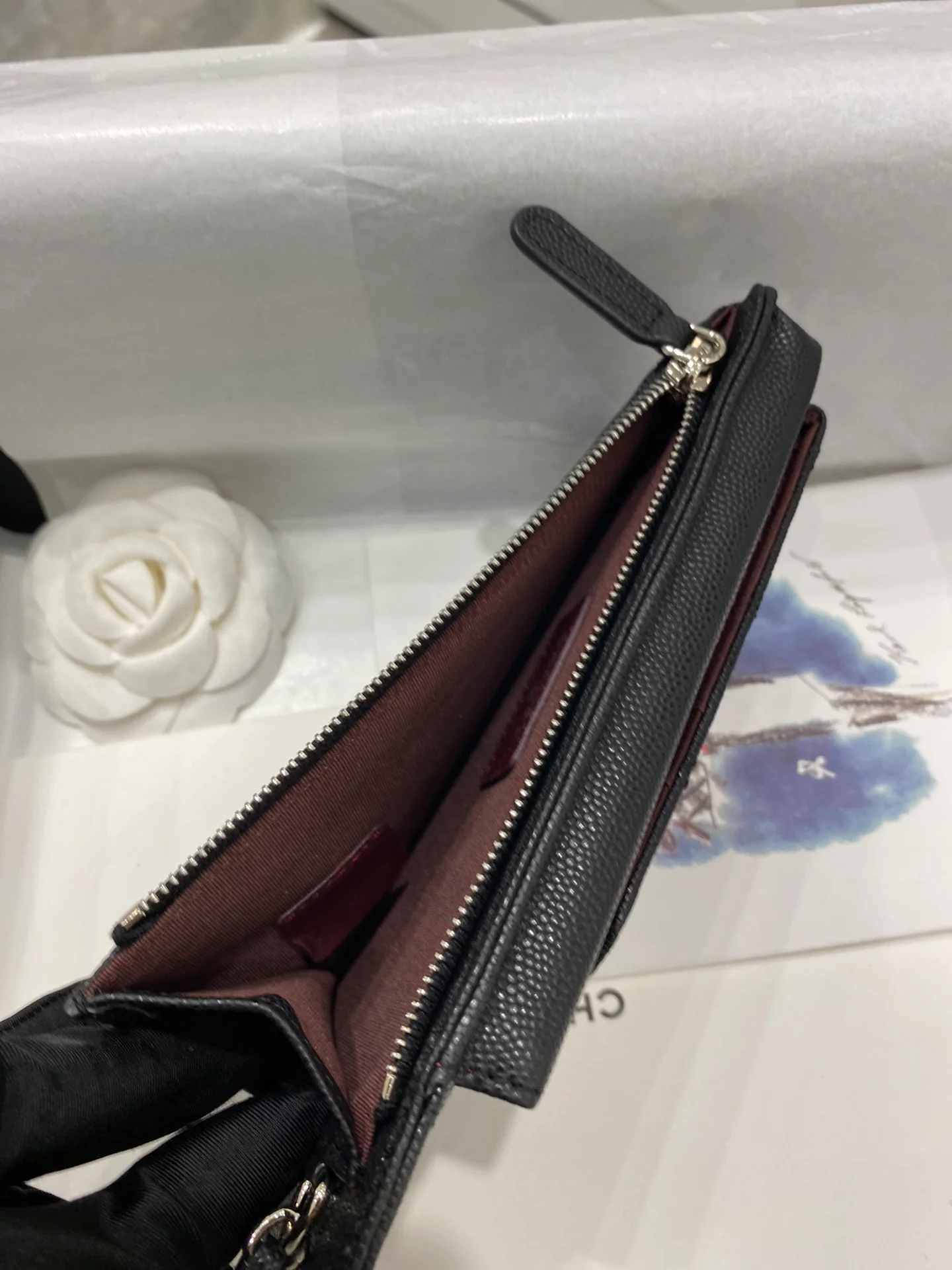 Chanel - Кожаная сумка для телефона с рисунком личи - Черная