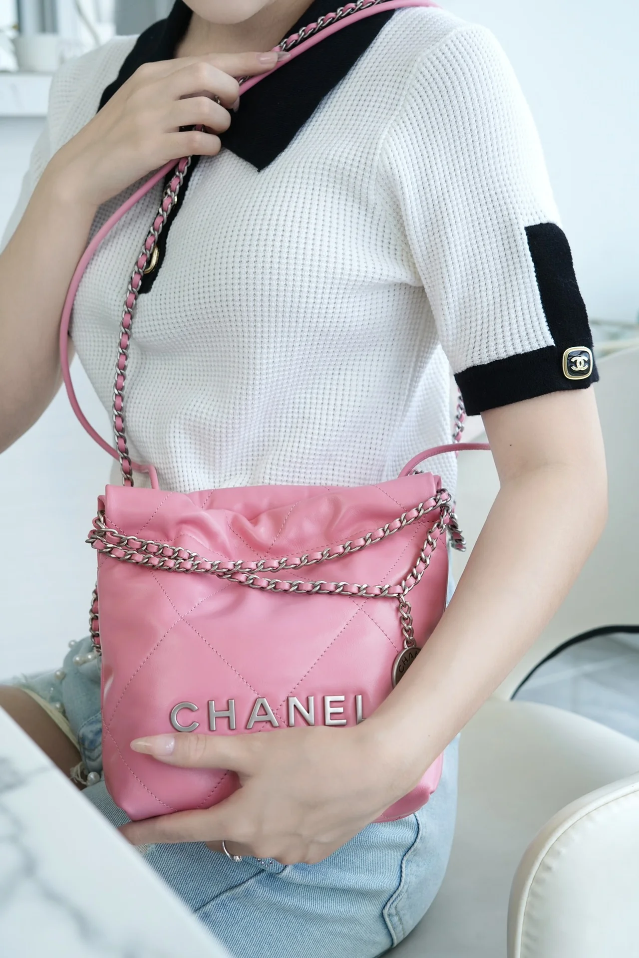 Новинка сезона весна/лето 2023 от Chanel - сумка 22 - мини - розовая с серебряной пряжкой