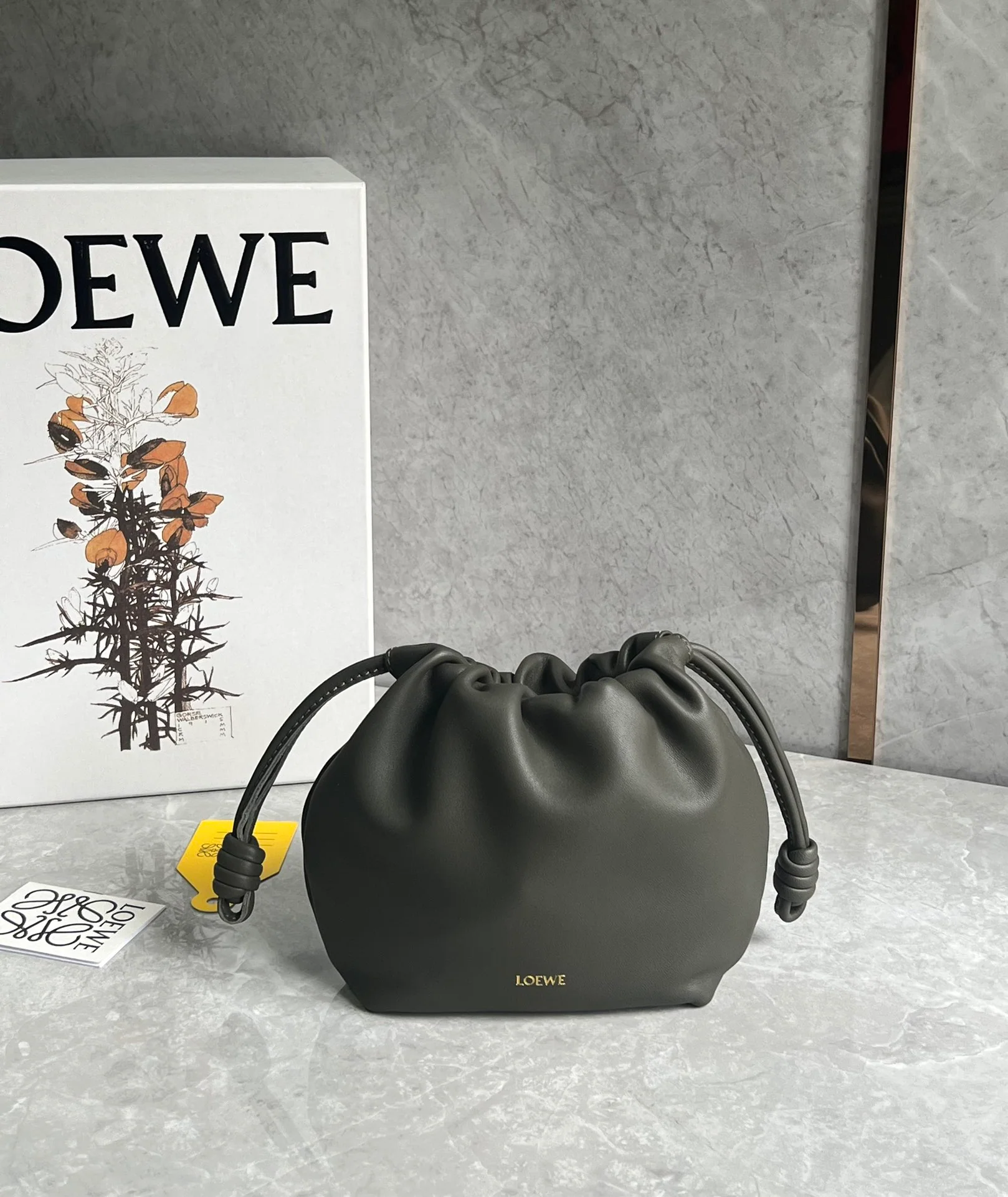 Сумка Loewe Flamenco из овечьей кожи - темно-зеленого цвета.