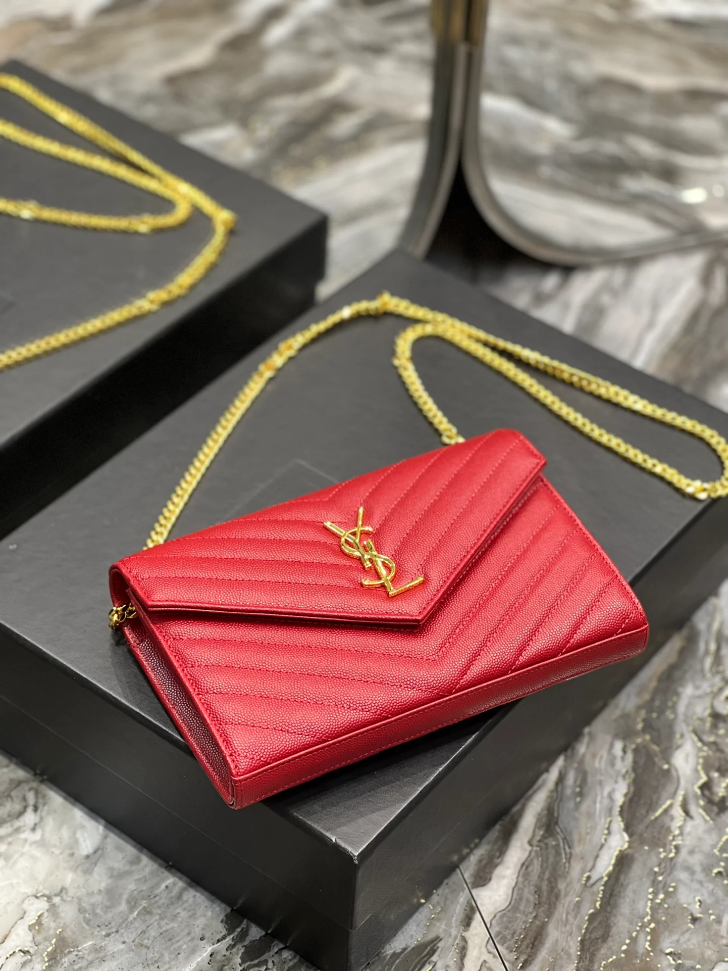 Сумка YSL Laurent из икорной кожи - красная.