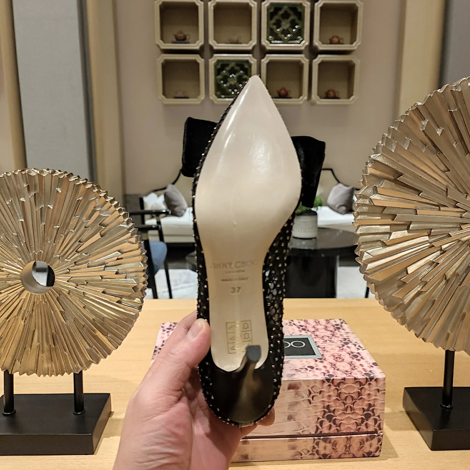 Jimmy - Туфли на высоком каблуке с сетчатыми вставками и стразами.