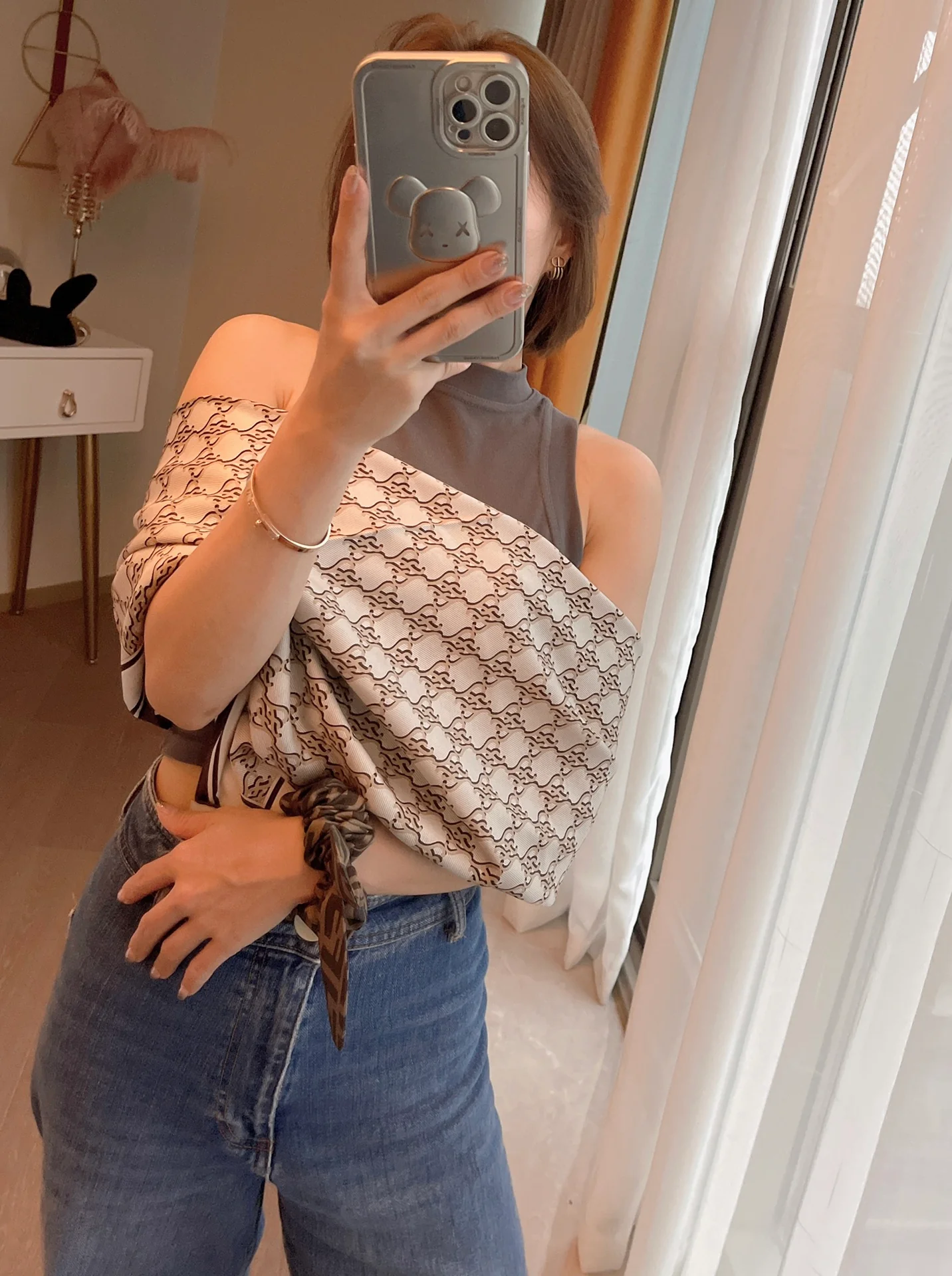 Шелковый шарф Fendi-90 - символ двойной буквы F (обычный шрифт).