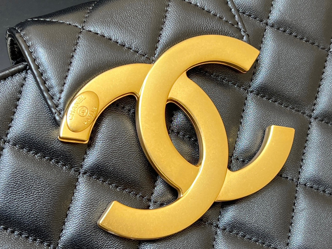 Новая коллекция Chanel ?Ранняя весна? — 24c — Большая ретро-сумка-шоппер с двойной буквой C — Черная