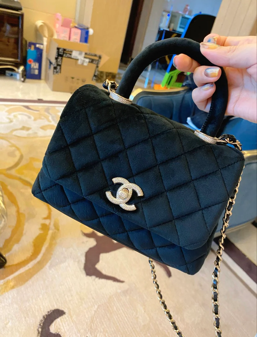 Мини-сумка Chanel Coco Handle из черного бархата с бриллиантовой пряжкой