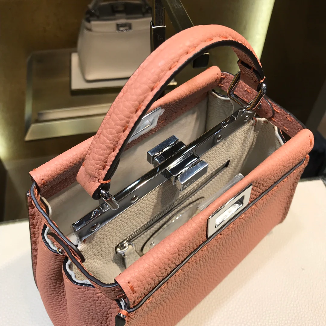 Розовая мини-сумка Fendi Peekaboo Selleria