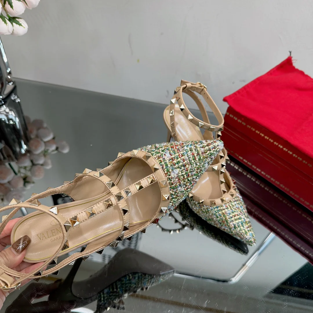 Valentino Весна/Лето 2023 - Туфли-шпильки с острым носком, украшенные стразами