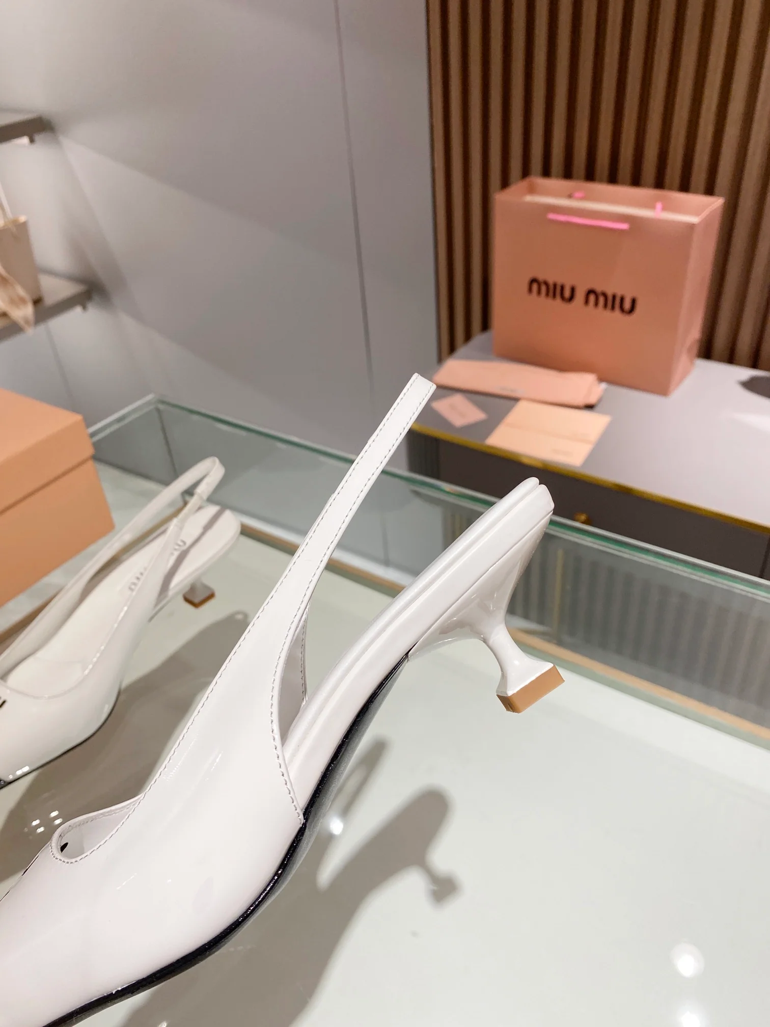 Новинка сезона весна/лето 2023 от Miu Miu - сандалии на низком каблуке с открытой пяткой