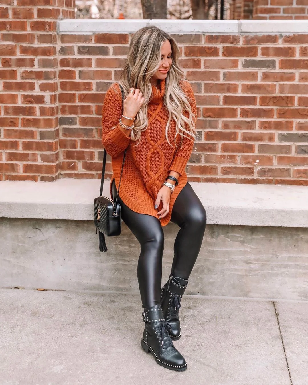 Фотосумка YSL Lou Bag — черная с золотой фурнитурой.