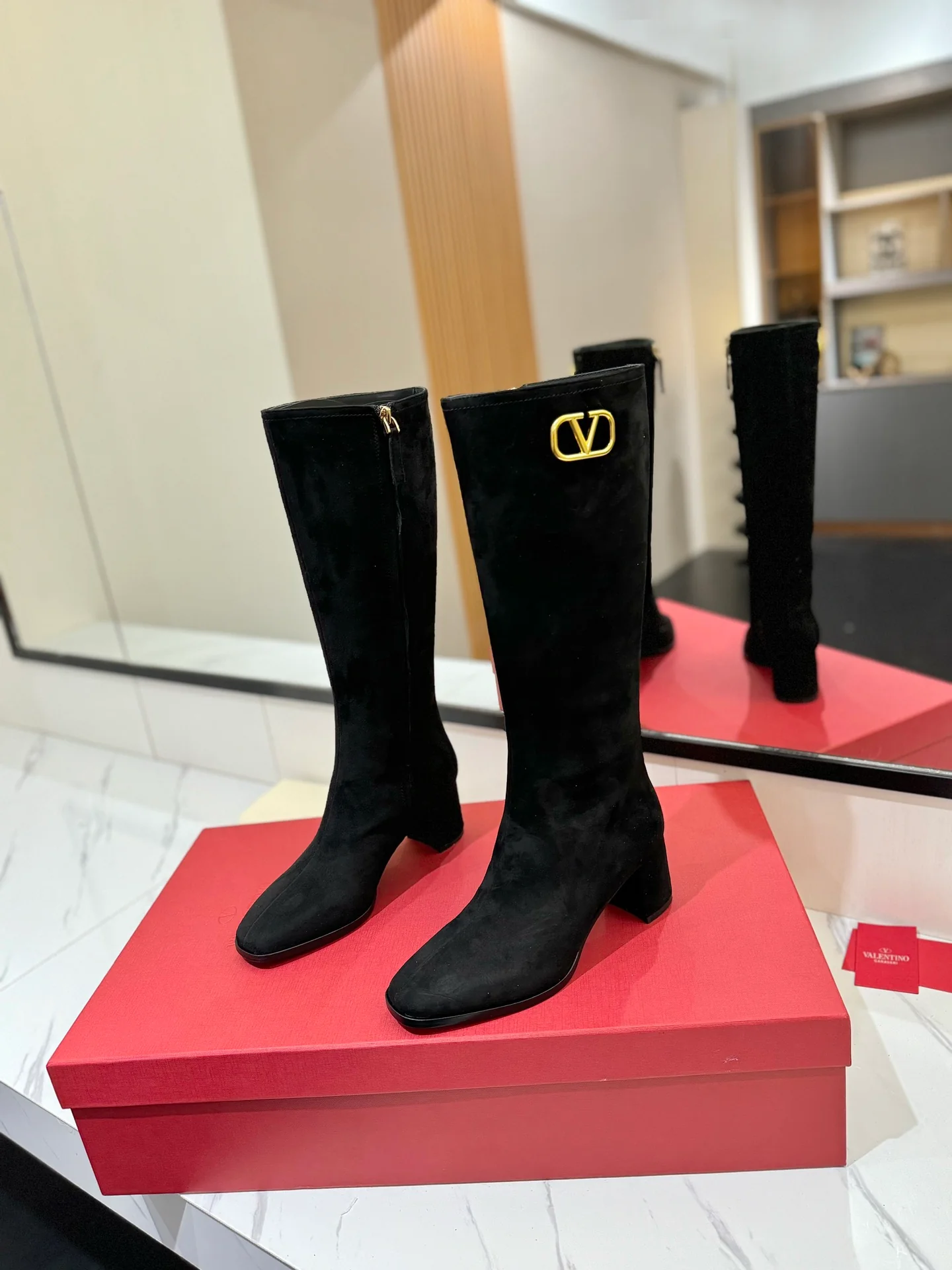 Ботинки для верховой езды Valentino 2024 с маленькой V-образной пряжкой и логотипом - Черные - 1