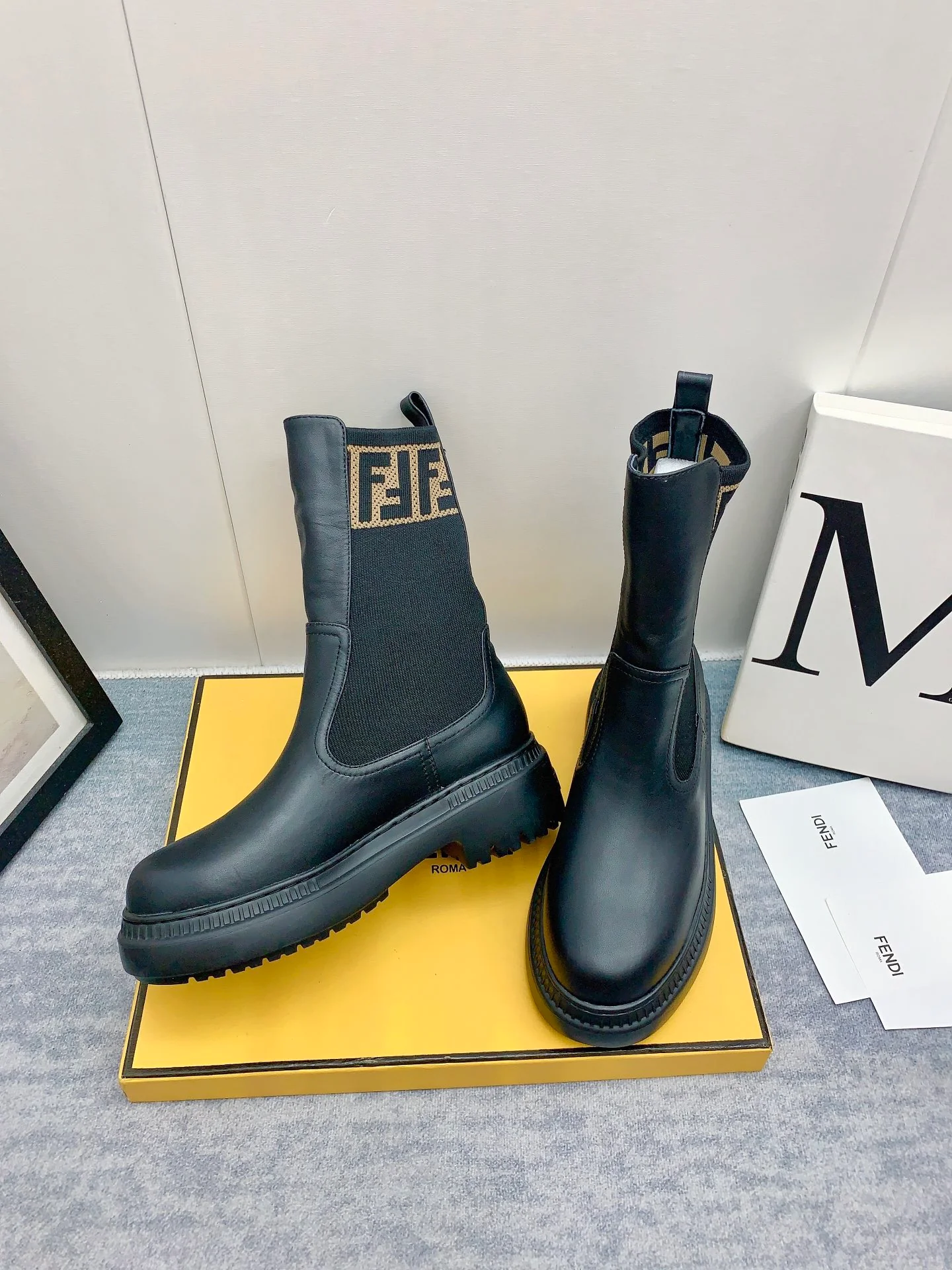 Новинка сезона осень/зима 2023 от Fendi - Ботильоны с монограммой - Черные