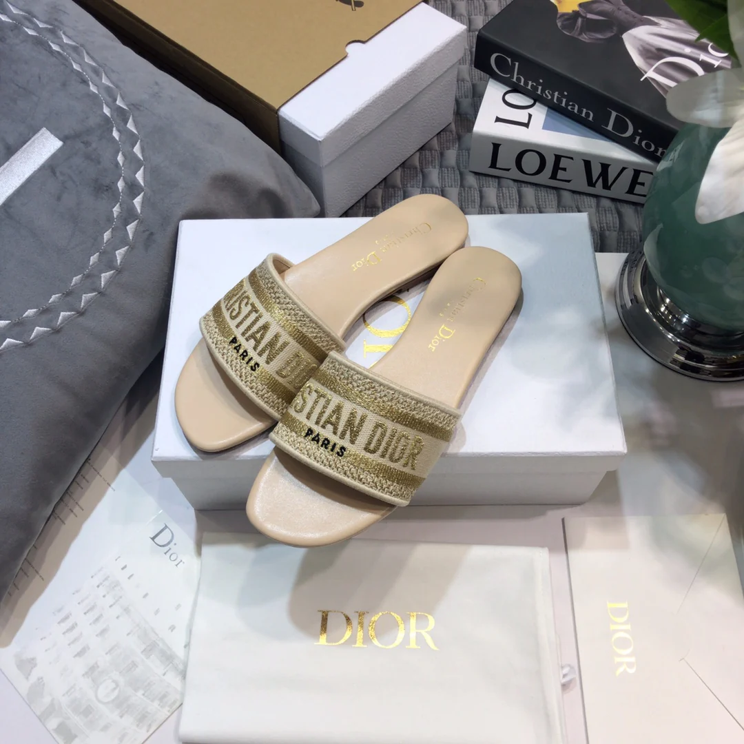Новинка весны 2022 года от Dior - Вышитые тапочки - Бежевые