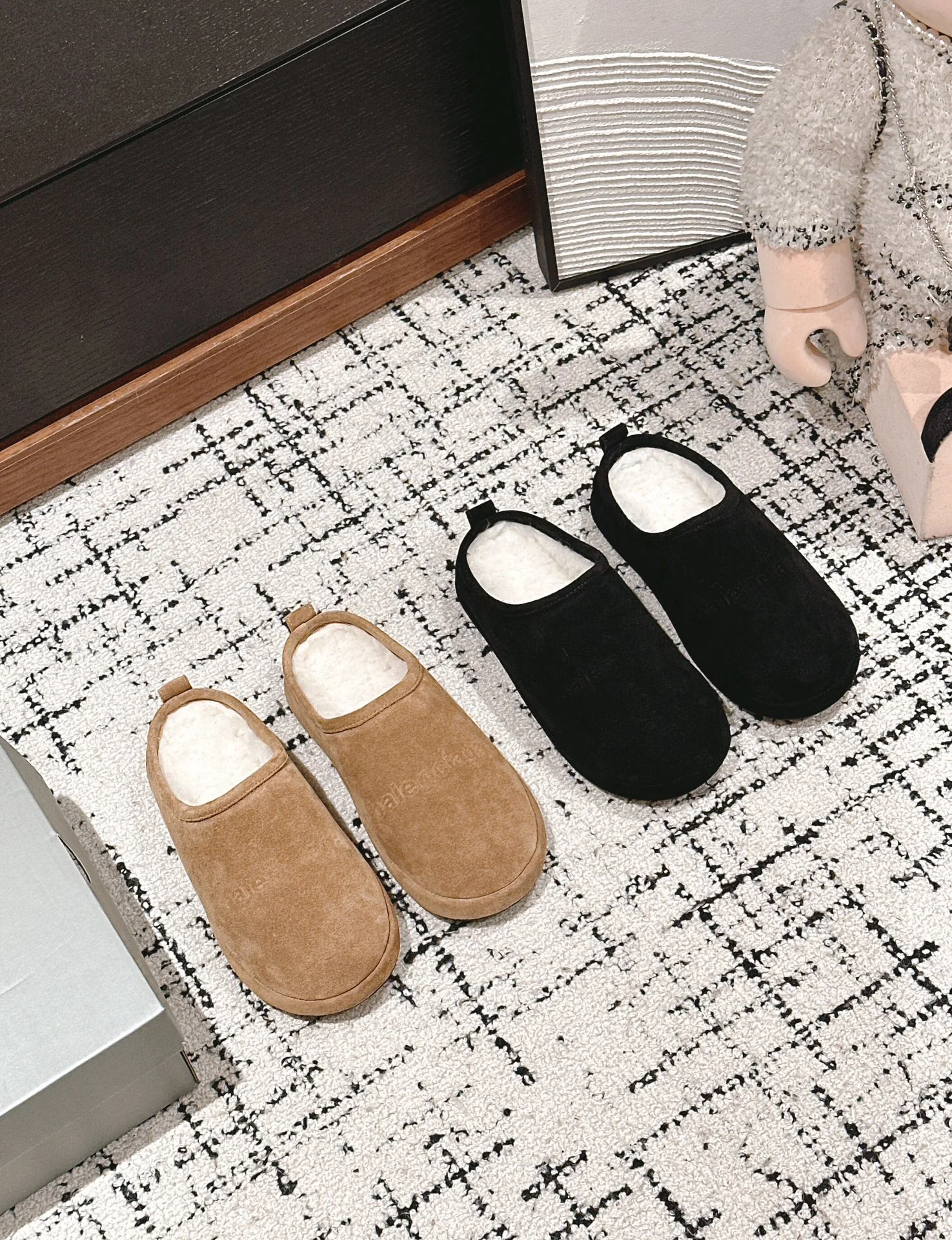 Меховые тапочки Balenciaga 2024 — изображение коллекции