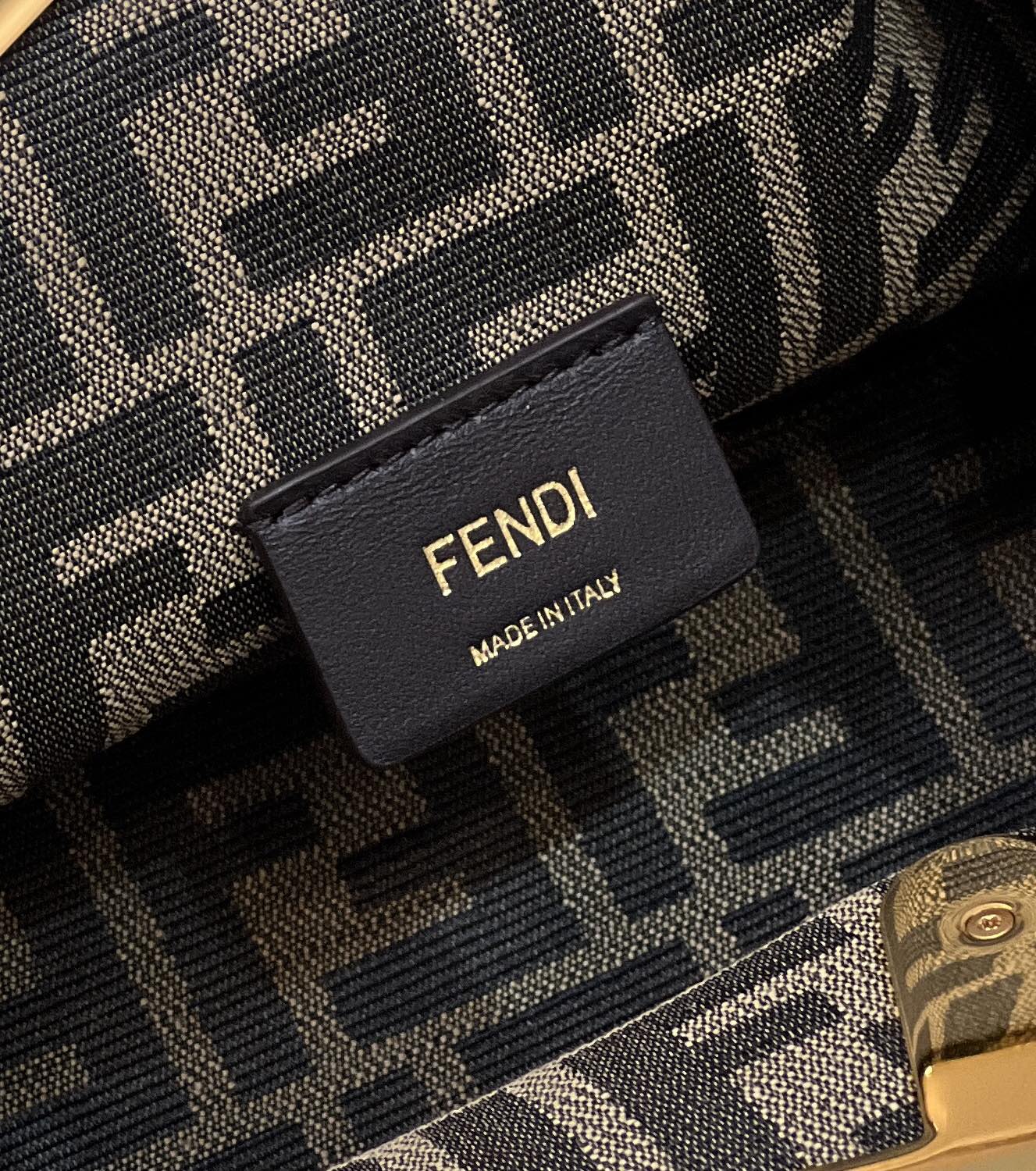 Сумка Fendi First, маленькая, розовая, из плетеной овечьей кожи.