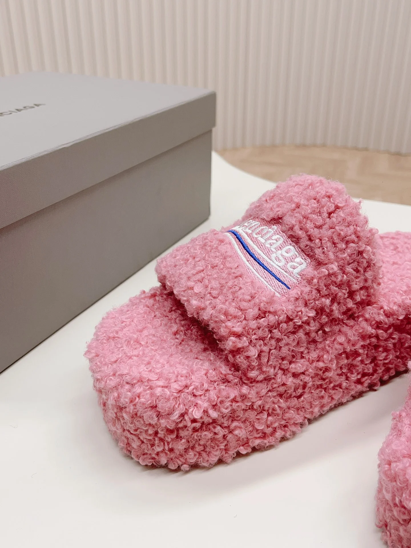 Новинка Balenciaga 2023 года - Меховые тапочки на платформе - Серые - 1