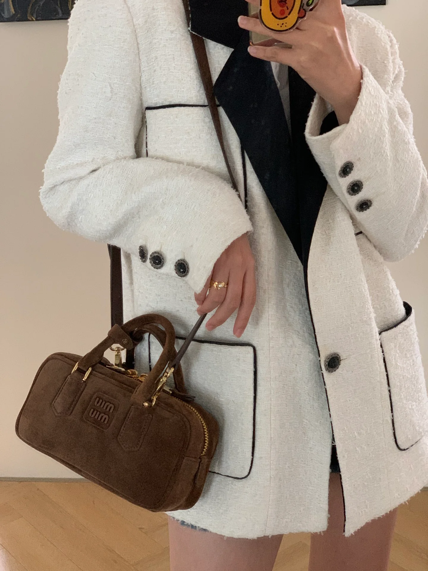 Сумка-боулинг Miu Miu из замши, маленькая, коричневая, излучает роскошь при ношении.