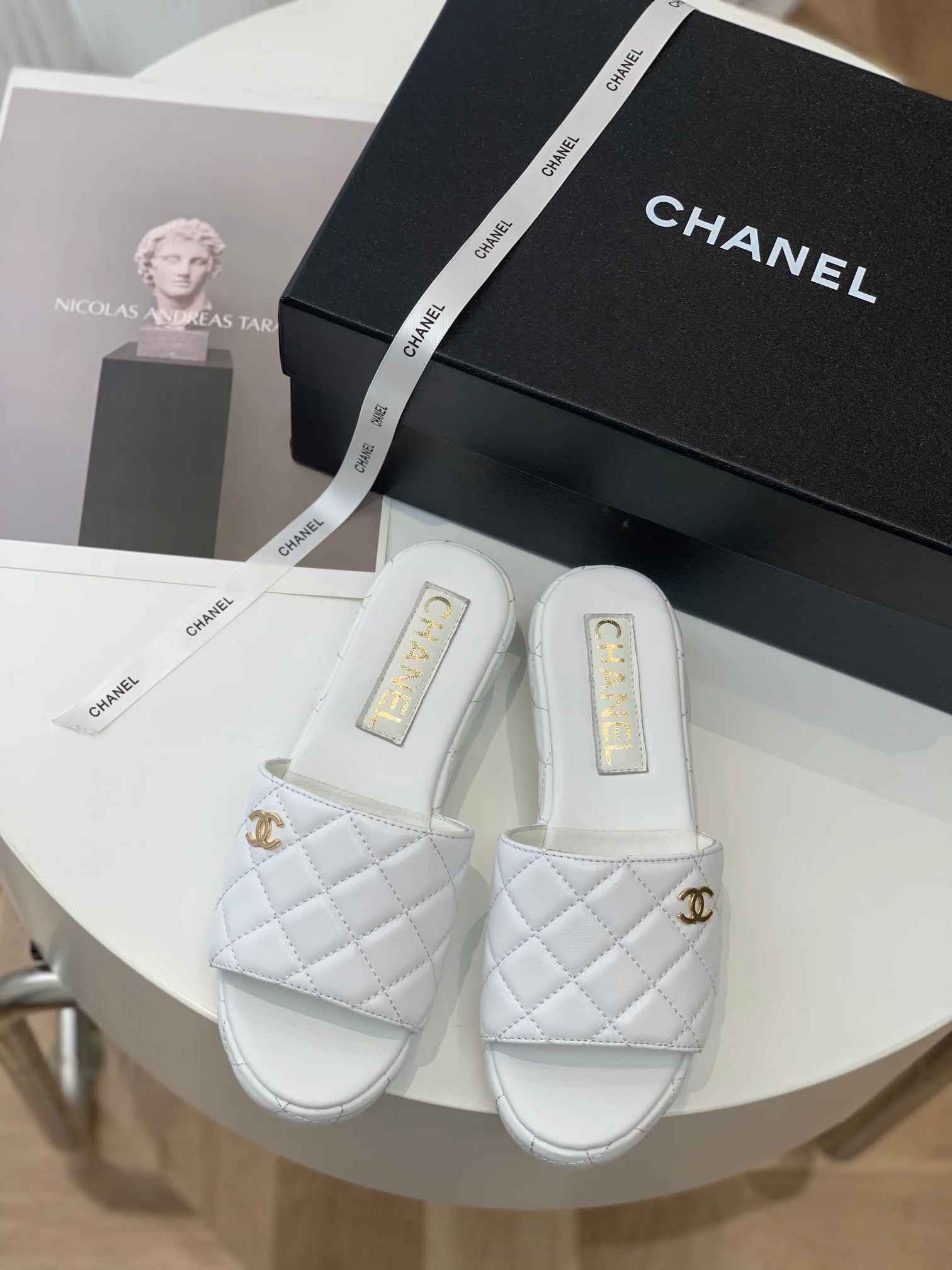 Новинка 2023 года от Chanel - Стеганые тапочки на платформе - 3 см - Белые