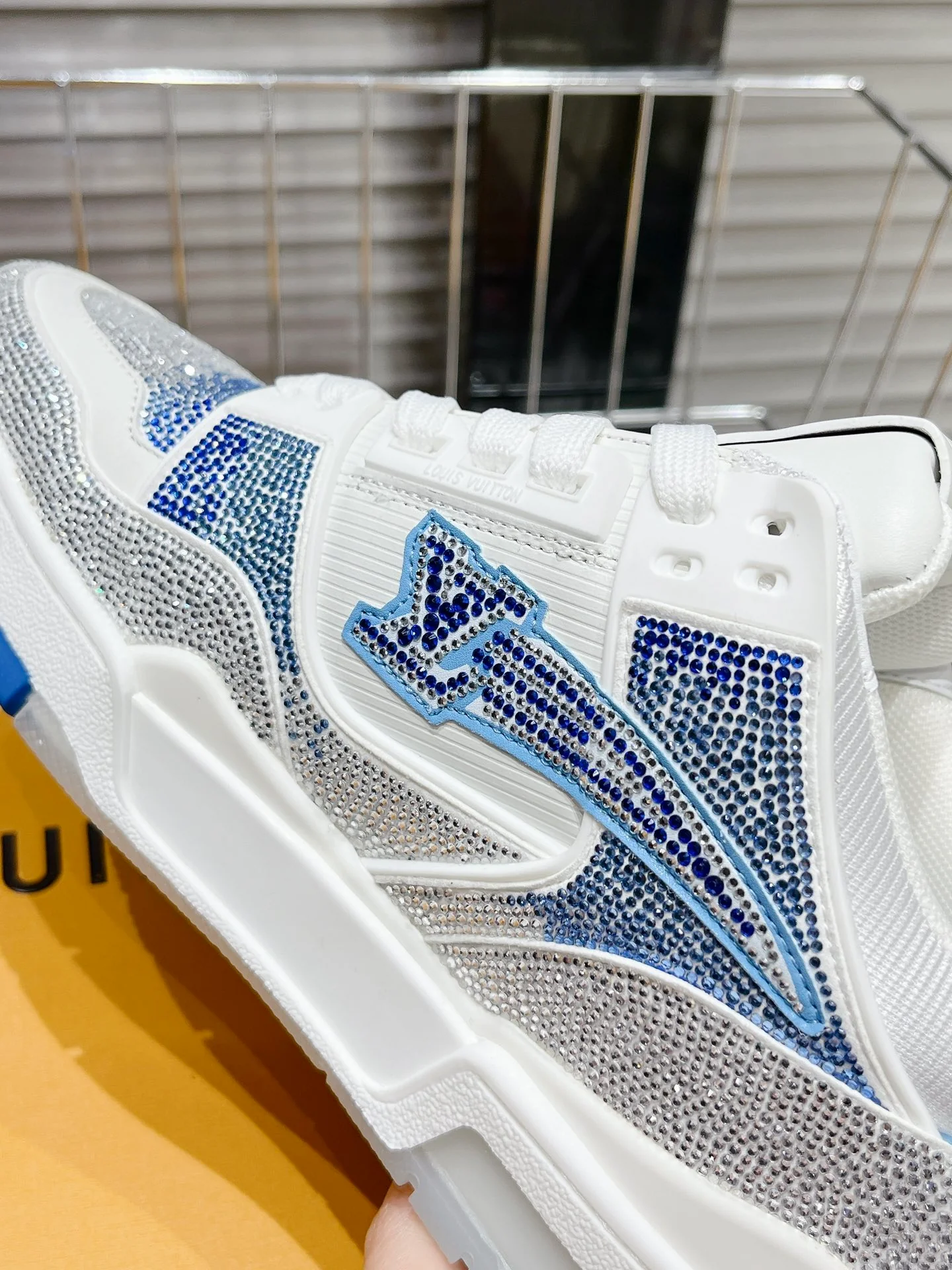 Кроссовки LV Trainer - обувь для скейтбординга - глянцевые белые и синие - унисекс