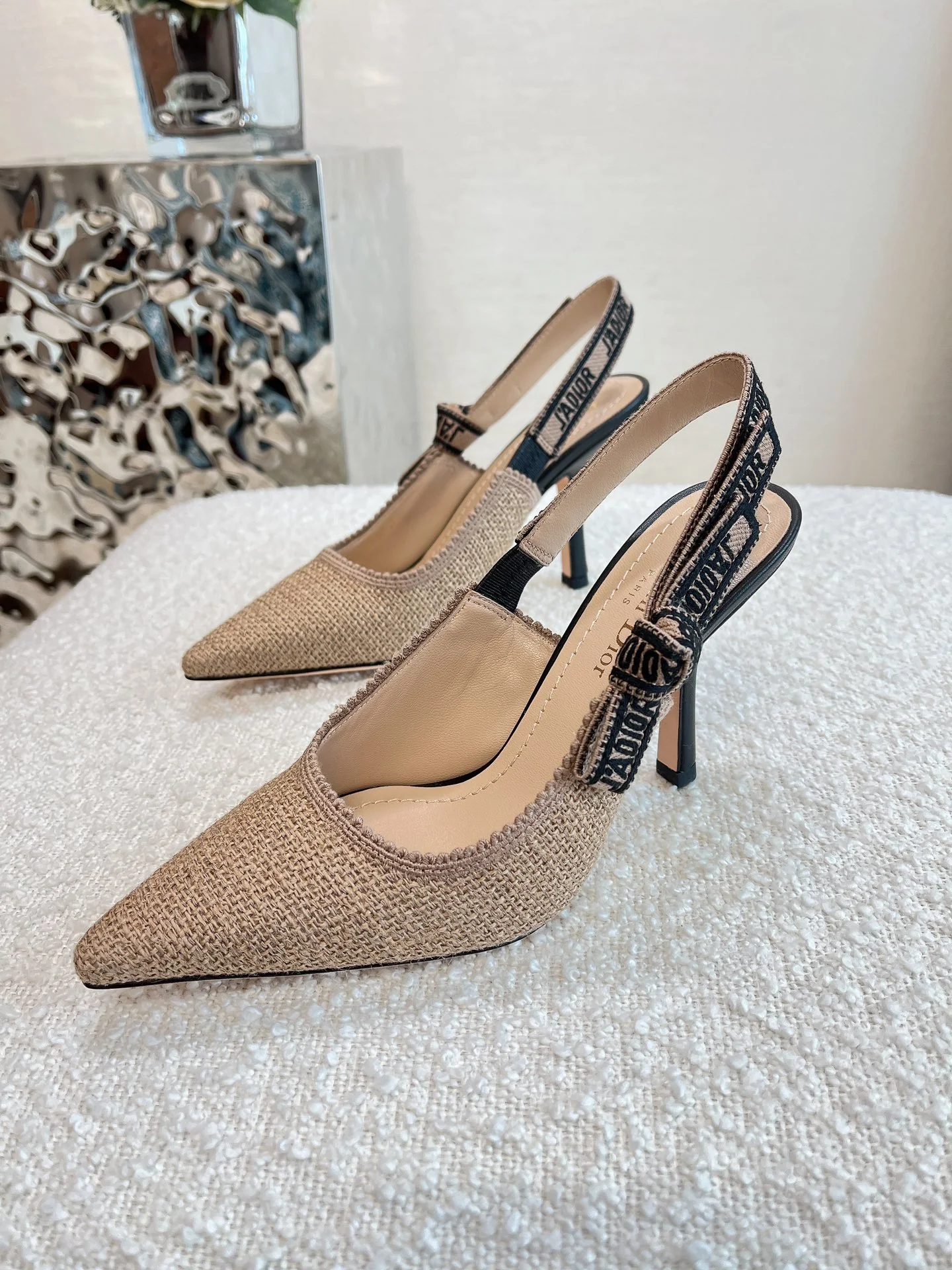 Новинка сезона весна/лето 2022 — туфли на каблуке с острым носком.