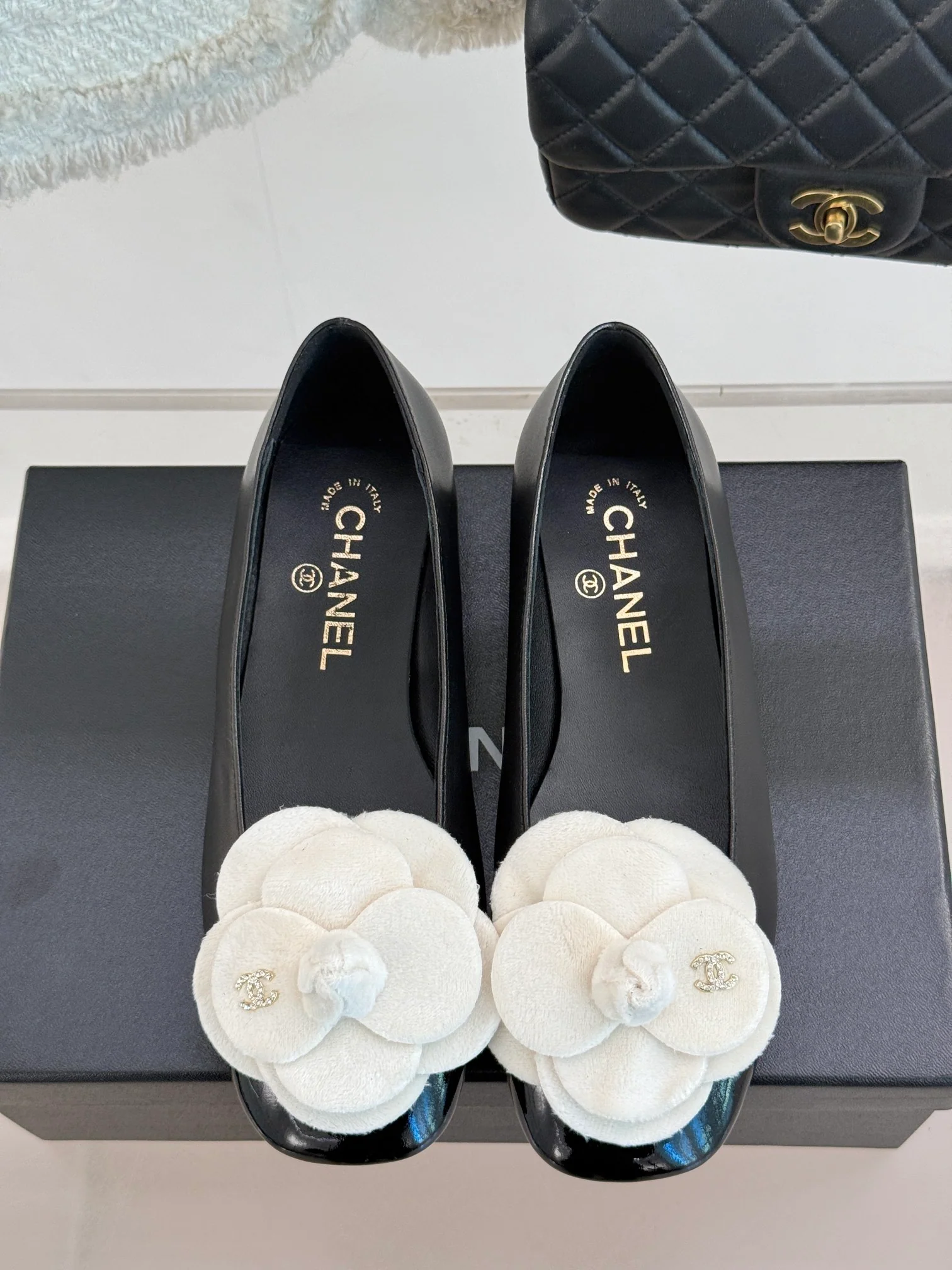 Туфли на низком каблуке Chanel Camellia 2024 — черные