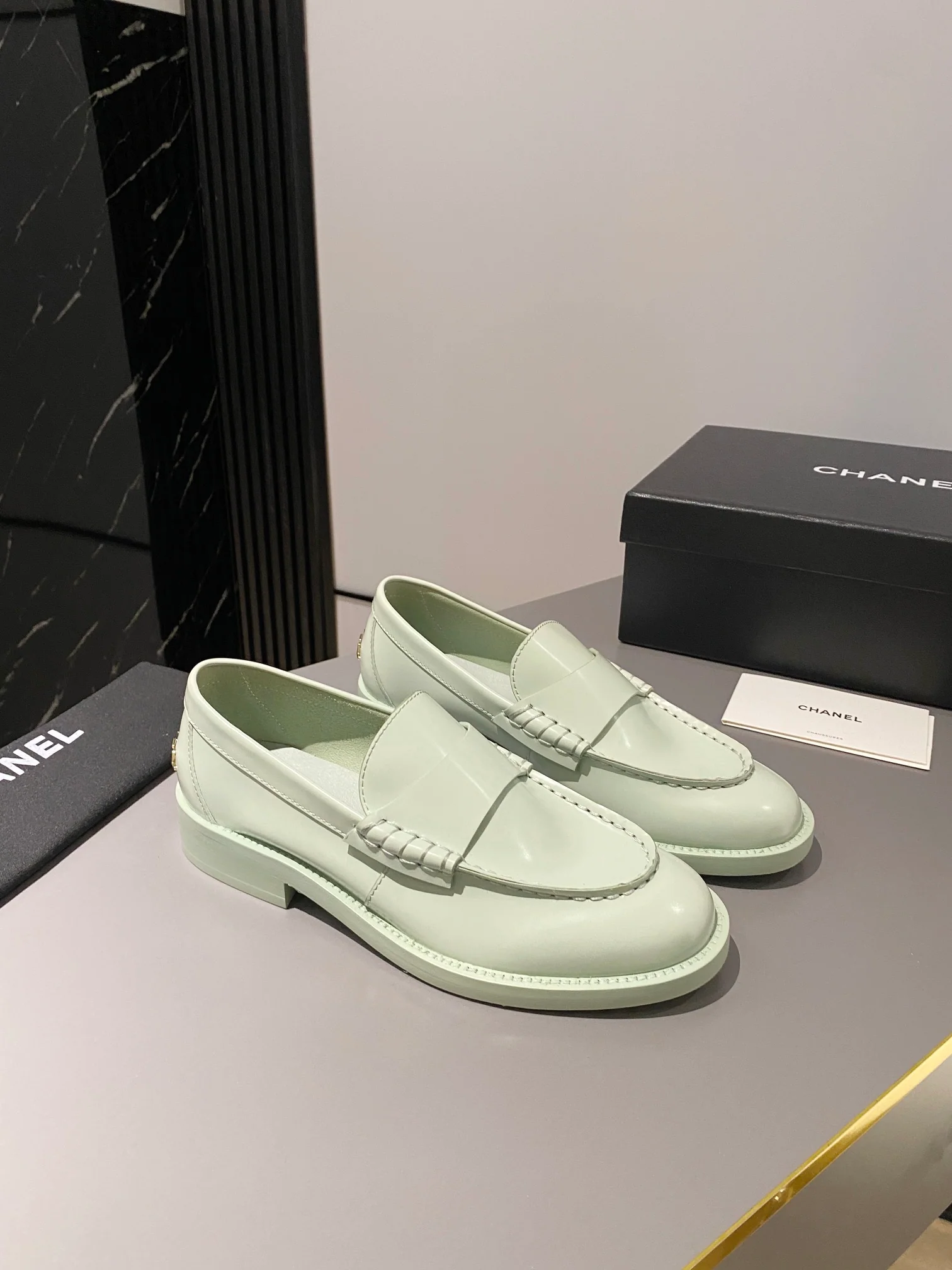 Новинка осенней коллекции Chanel 2023 — Лоферы — Светло-зеленые