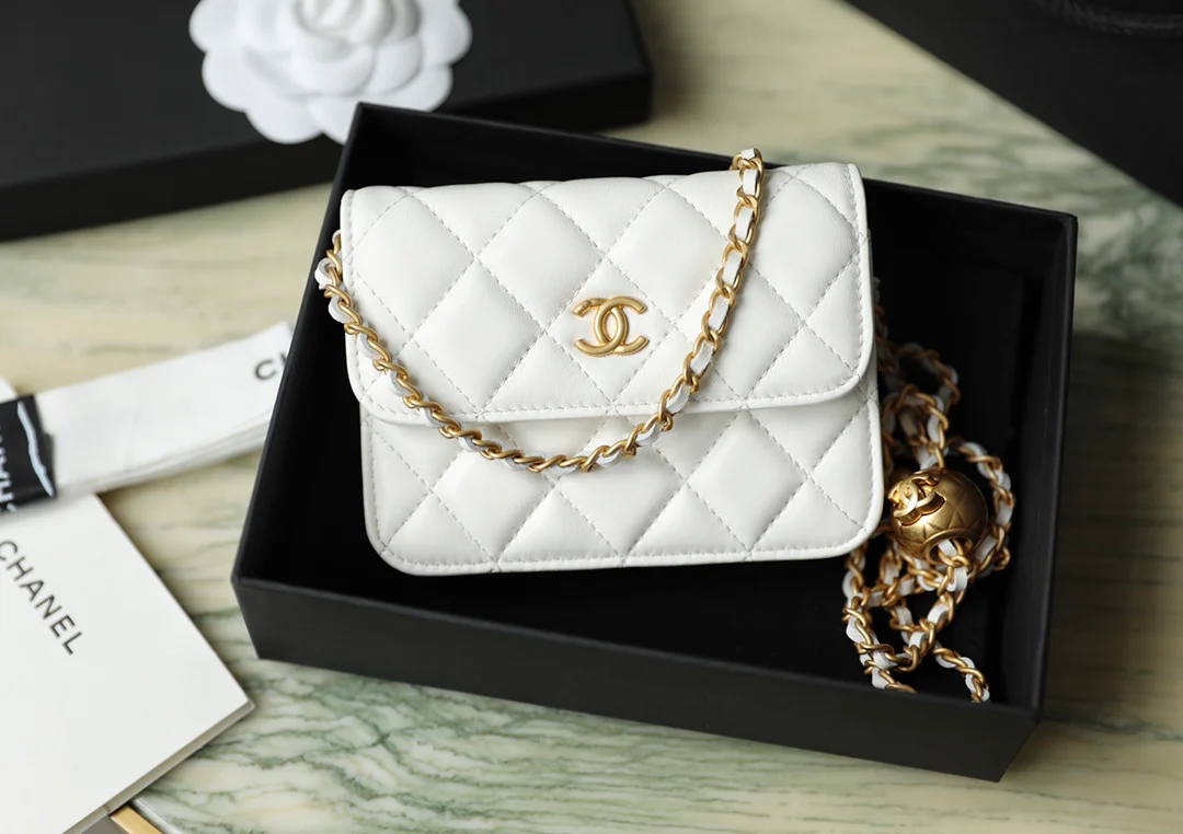 Сумка через плечо Chanel Little Gold Ball из коллекции Little Gold Ball - из овечьей кожи.