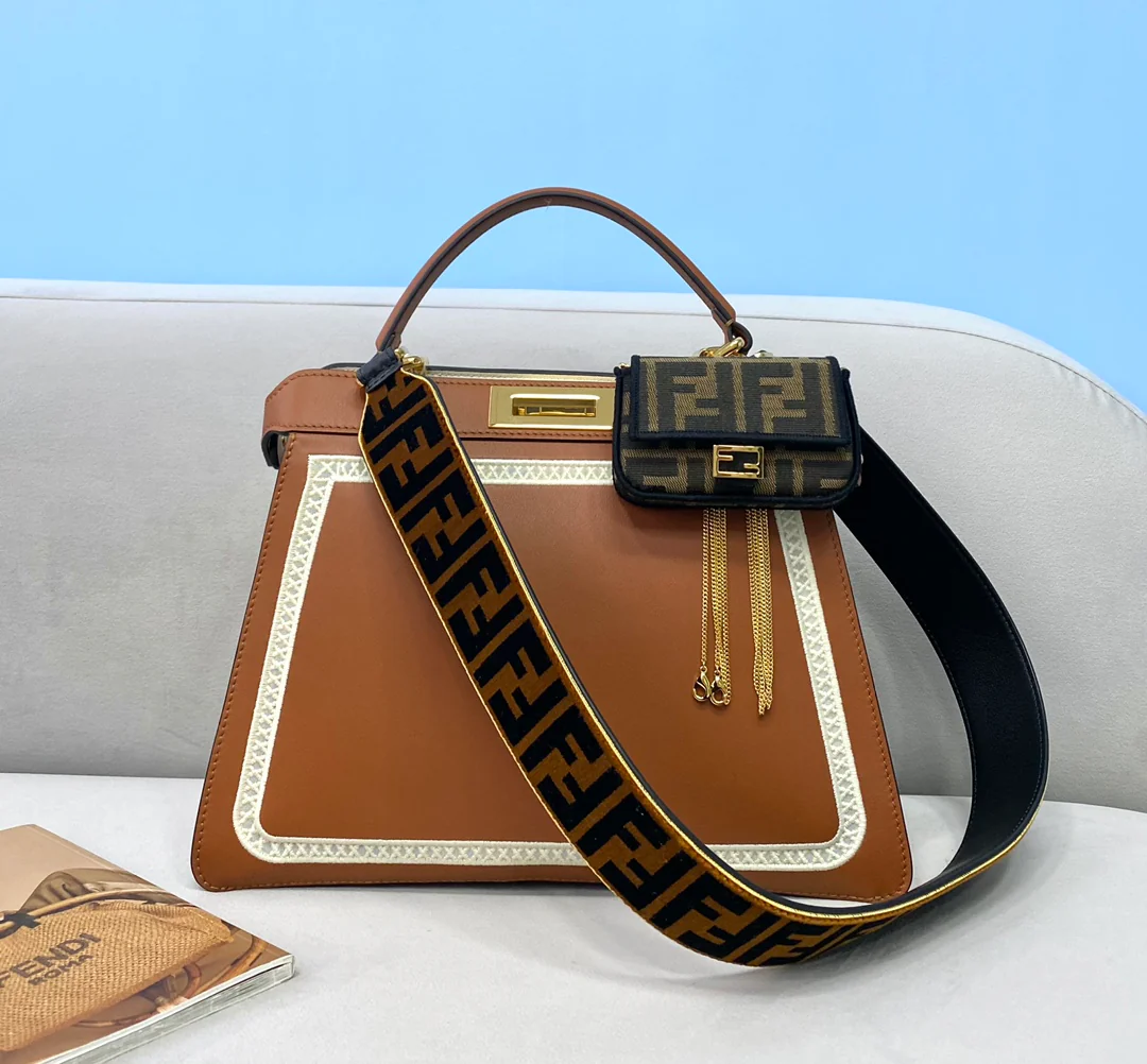 Fendi Peekaboo i-seey Средне-коричневая кожаная сумка — 1