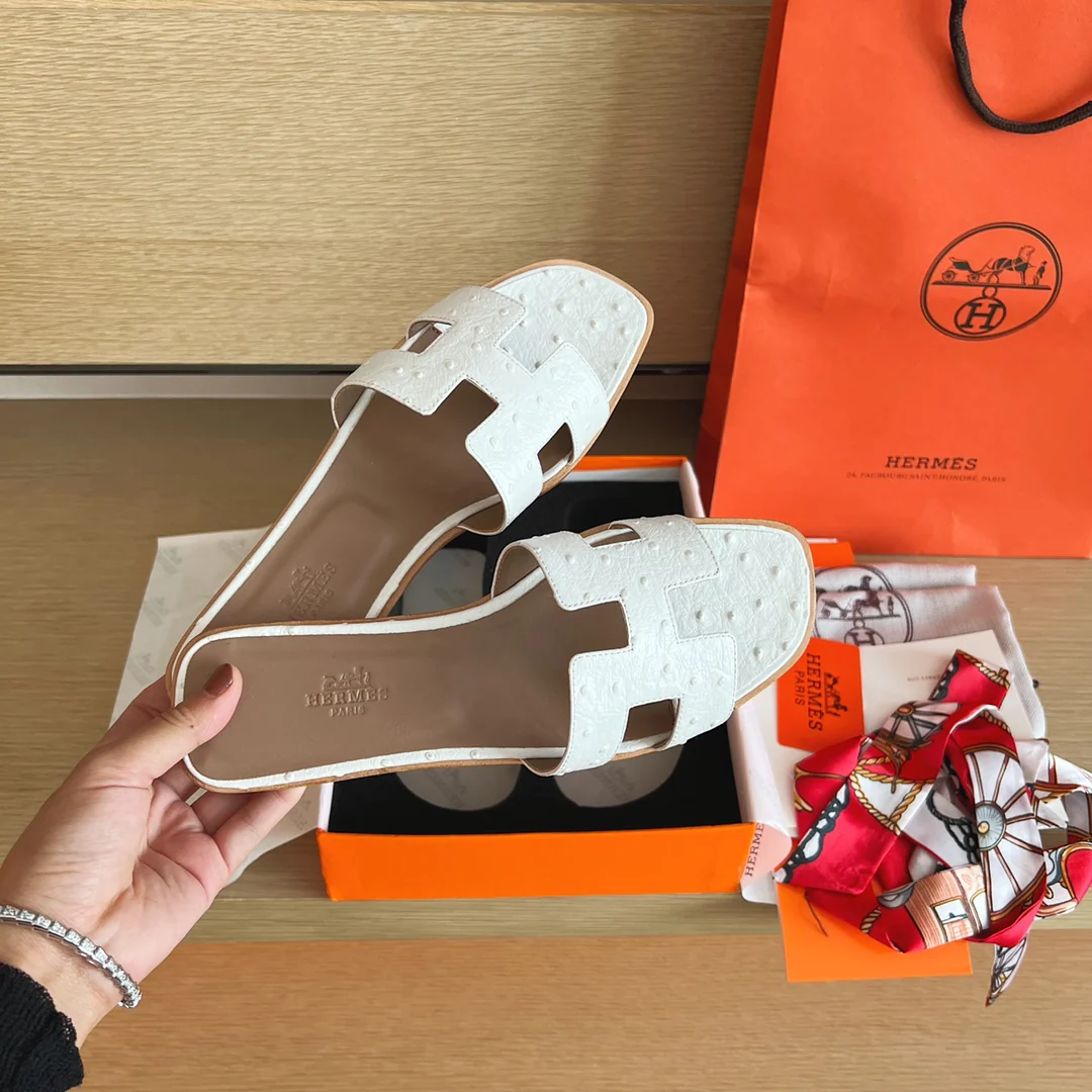 Классические домашние тапочки Hermes с буквой H — белые в горошек.